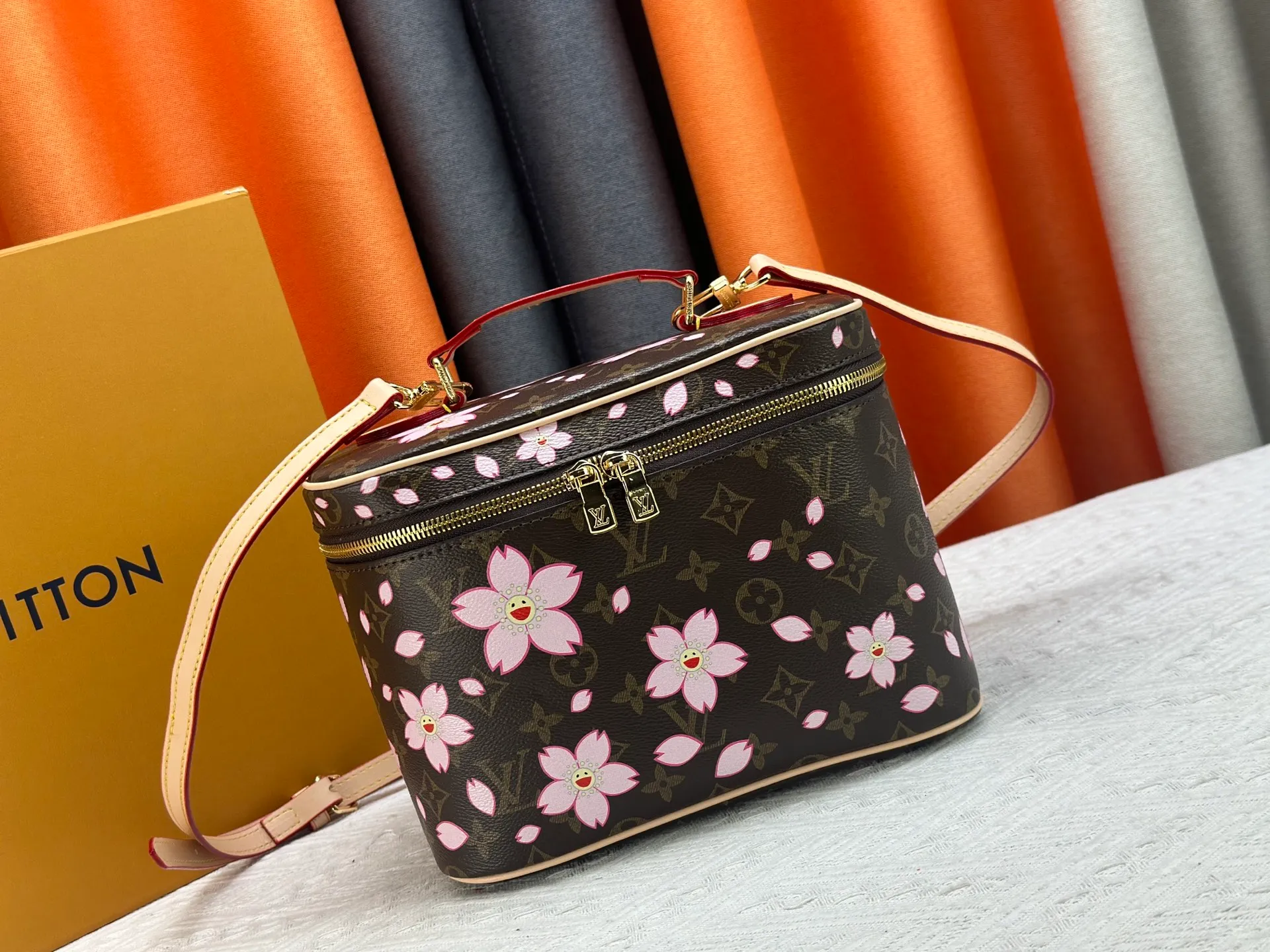 P280 Upgraded original version M13747 M44495 M42265 M44936 M42263 lv Murakami Nice mini Nano cosmetic bag with Monogram printing and 33 colorful colors. In 2025, Murakami and LV jointly launched the white tricolor and black tricolor twelve pieces, which are very popular around the world and are loved by celebrities and celebrities. Dimensions: 24 x 17 x 14 (LxHxW)