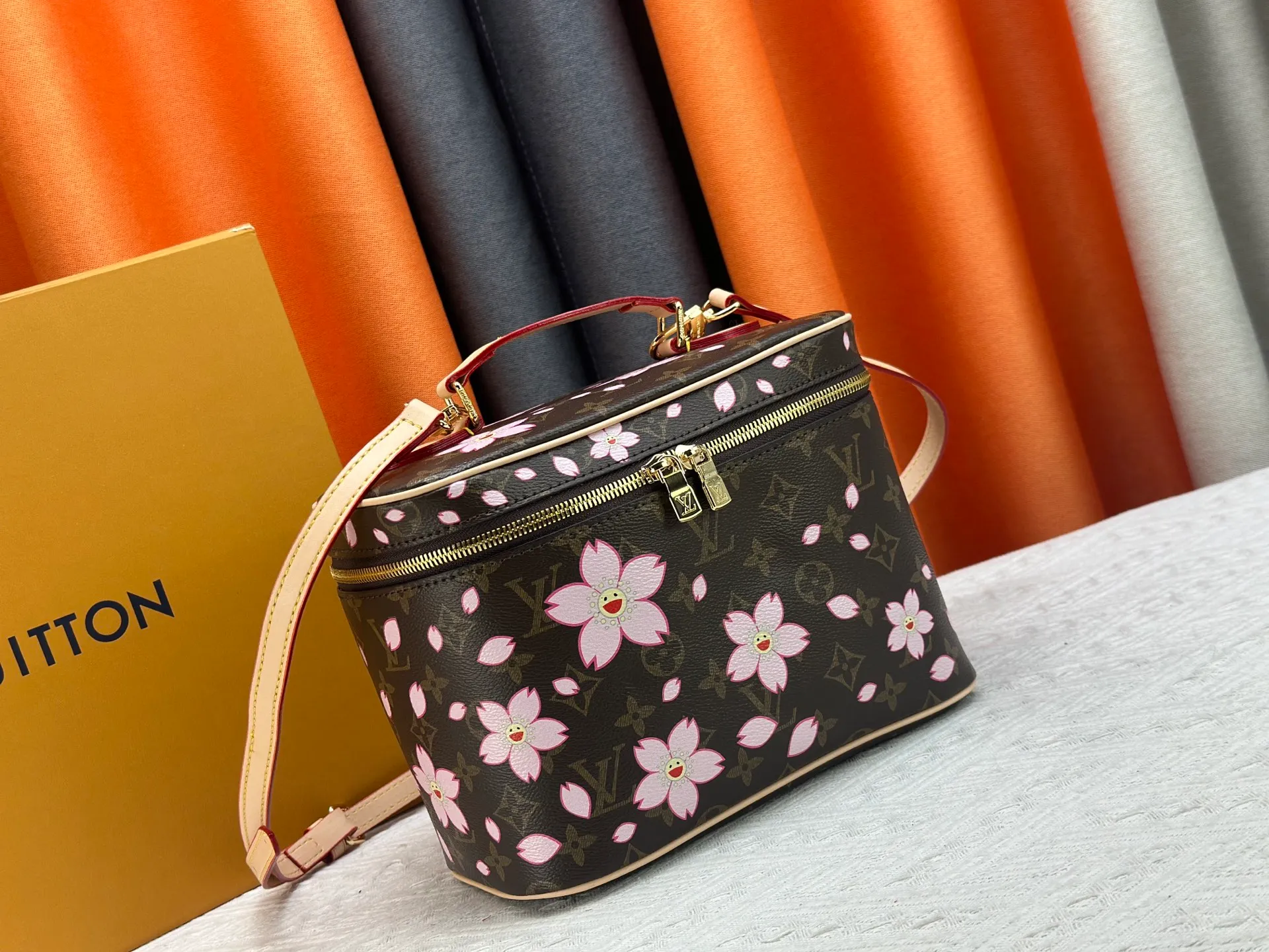 P280 Upgraded original version M13747 M44495 M42265 M44936 M42263 lv Murakami Nice mini Nano cosmetic bag with Monogram printing and 33 colorful colors. In 2025, Murakami and LV jointly launched the white tricolor and black tricolor twelve pieces, which are very popular around the world and are loved by celebrities and celebrities. Dimensions: 24 x 17 x 14 (LxHxW)