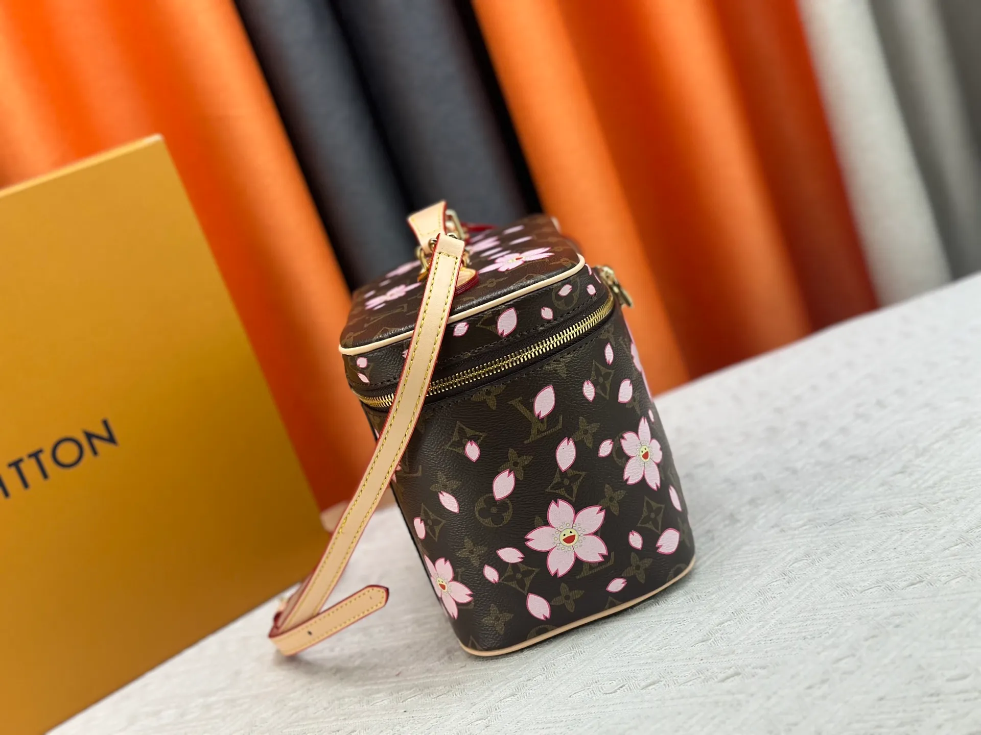 P280 Upgraded original version M13747 M44495 M42265 M44936 M42263 lv Murakami Nice mini Nano cosmetic bag with Monogram printing and 33 colorful colors. In 2025, Murakami and LV jointly launched the white tricolor and black tricolor twelve pieces, which are very popular around the world and are loved by celebrities and celebrities. Dimensions: 24 x 17 x 14 (LxHxW)