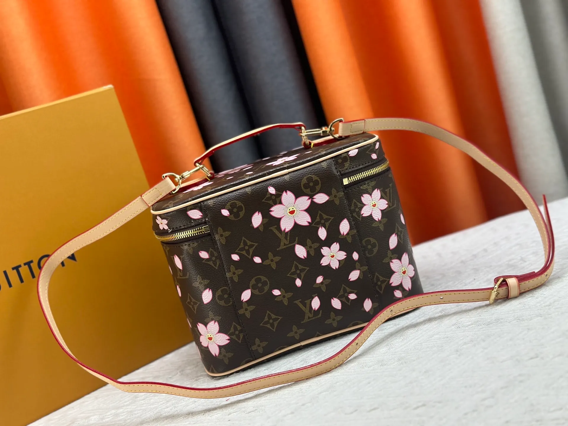 P280 Upgraded original version M13747 M44495 M42265 M44936 M42263 lv Murakami Nice mini Nano cosmetic bag with Monogram printing and 33 colorful colors. In 2025, Murakami and LV jointly launched the white tricolor and black tricolor twelve pieces, which are very popular around the world and are loved by celebrities and celebrities. Dimensions: 24 x 17 x 14 (LxHxW)