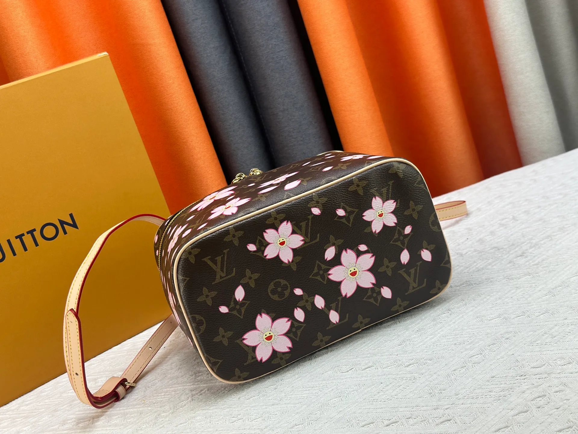 P280 Upgraded original version M13747 M44495 M42265 M44936 M42263 lv Murakami Nice mini Nano cosmetic bag with Monogram printing and 33 colorful colors. In 2025, Murakami and LV jointly launched the white tricolor and black tricolor twelve pieces, which are very popular around the world and are loved by celebrities and celebrities. Dimensions: 24 x 17 x 14 (LxHxW)