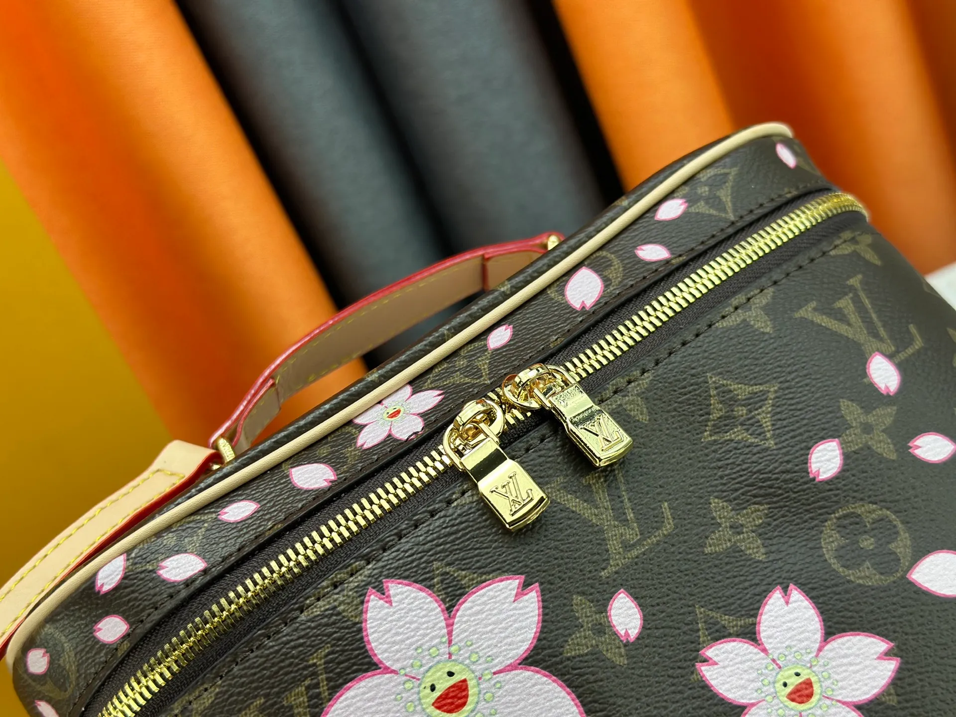 P280 Upgraded original version M13747 M44495 M42265 M44936 M42263 lv Murakami Nice mini Nano cosmetic bag with Monogram printing and 33 colorful colors. In 2025, Murakami and LV jointly launched the white tricolor and black tricolor twelve pieces, which are very popular around the world and are loved by celebrities and celebrities. Dimensions: 24 x 17 x 14 (LxHxW)