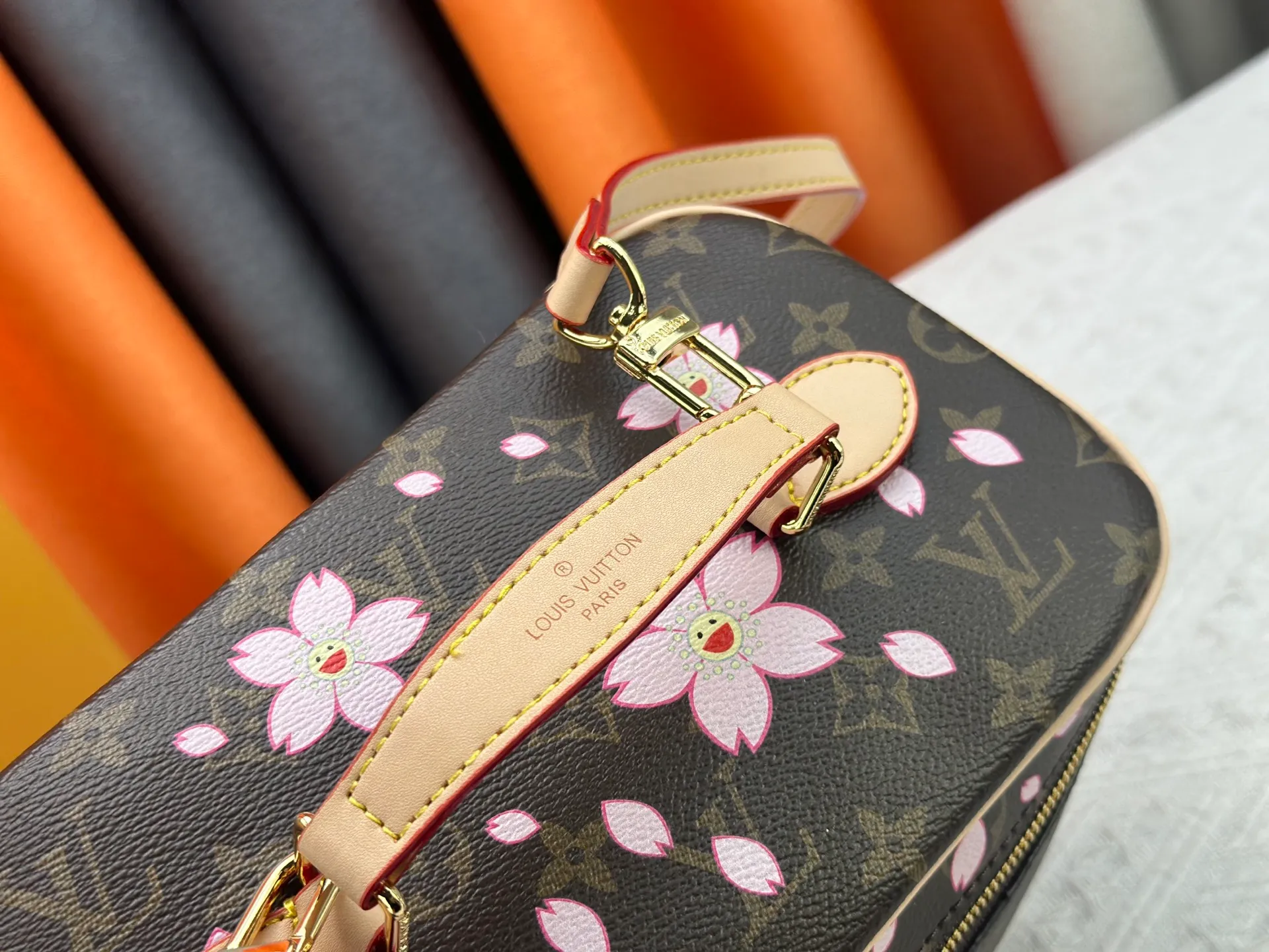 P280 Upgraded original version M13747 M44495 M42265 M44936 M42263 lv Murakami Nice mini Nano cosmetic bag with Monogram printing and 33 colorful colors. In 2025, Murakami and LV jointly launched the white tricolor and black tricolor twelve pieces, which are very popular around the world and are loved by celebrities and celebrities. Dimensions: 24 x 17 x 14 (LxHxW)