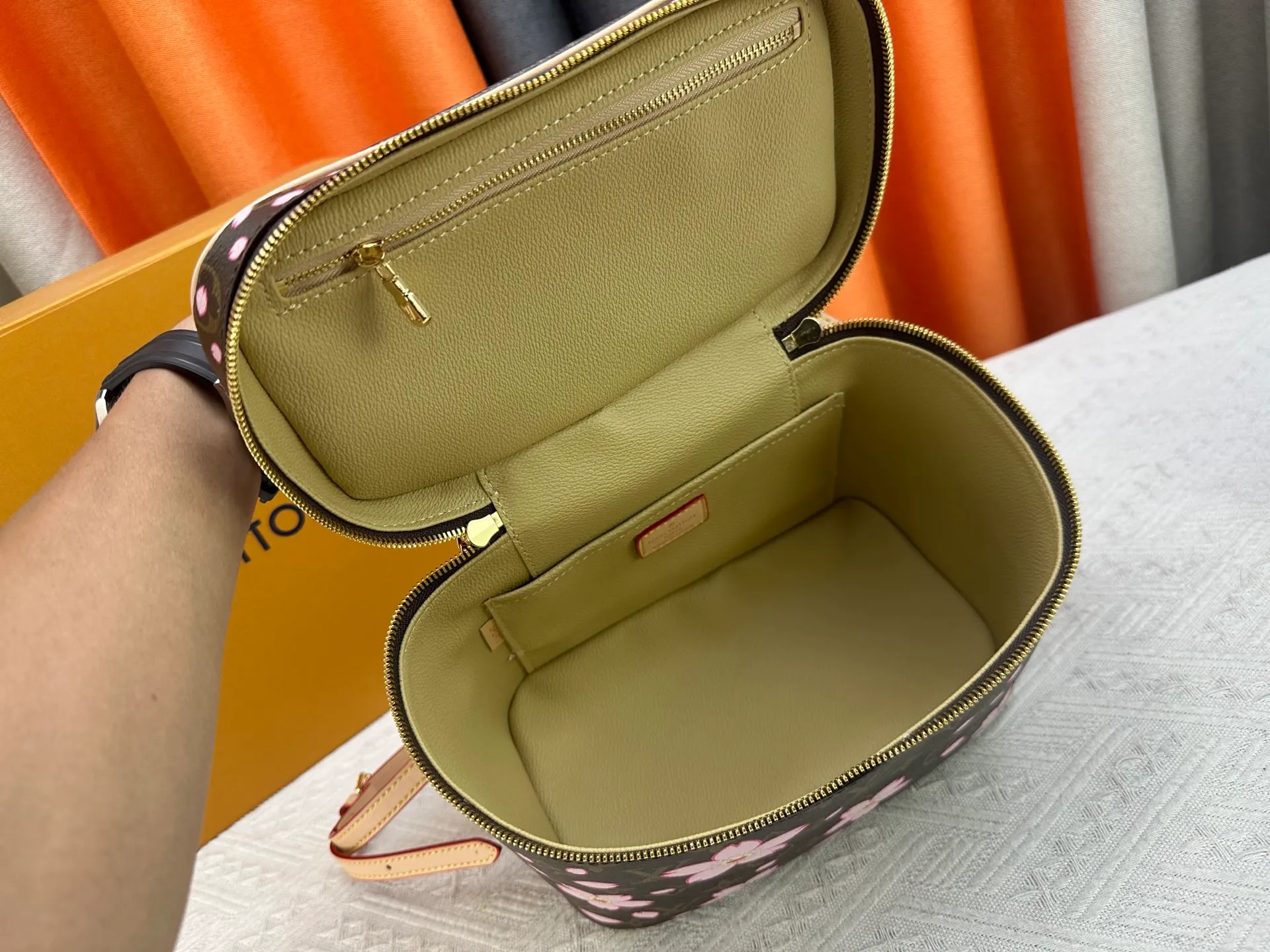 P280 Upgraded original version M13747 M44495 M42265 M44936 M42263 lv Murakami Nice mini Nano cosmetic bag with Monogram printing and 33 colorful colors. In 2025, Murakami and LV jointly launched the white tricolor and black tricolor twelve pieces, which are very popular around the world and are loved by celebrities and celebrities. Dimensions: 24 x 17 x 14 (LxHxW)