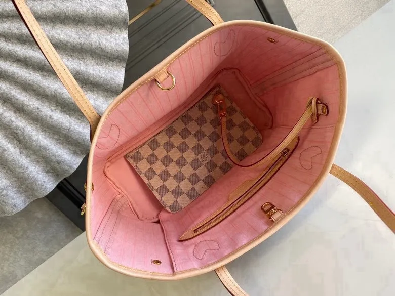 💰780 (small steel nails) top original order N41363 NEVERFULL small handbag Neverfull small handbag has a crisp shape and classic design. It is an elegant urban handbag. Its spacious interior also makes this classic bag an ideal choice for travel. The Neverfull small tote in Damier Azur canvas has a soft yet sturdy feel that maintains its exterior lines no matter what's inside. Detailed Features 29 x 21 x 12 cm (Length x Height x Width) Bag interior redesigned with vintage details inspired by the Louis Vuitton archives - Fabric-lined interior pocket Removable zippered clutch with matching interior Natural cowhide leather trim Shiny gold-tone brass hardware Handles: Double handle