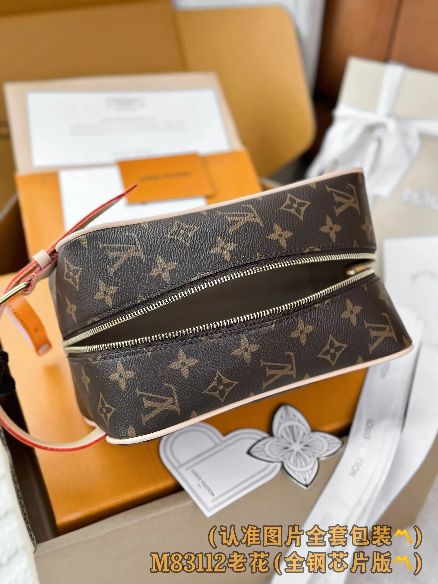 💰1300 [Genuine grade] [Special grade MB all steel high elastic fabric] M83112 Presbyopia (〽️A grade all steel〽️) personalized customized version! 163 code changing chip, LOCKER DOPP KIT toilet bag! This Locker Dopp Kit toiletry bag is made of Monogram canvas, blending contemporary trends and elegant style. The compact design contains ample space to easily store daily necessities. The washable lining and adjustable side handles make it a convenient on-the-go experience.  13 x 12 x 23 cm (height x width x length).
