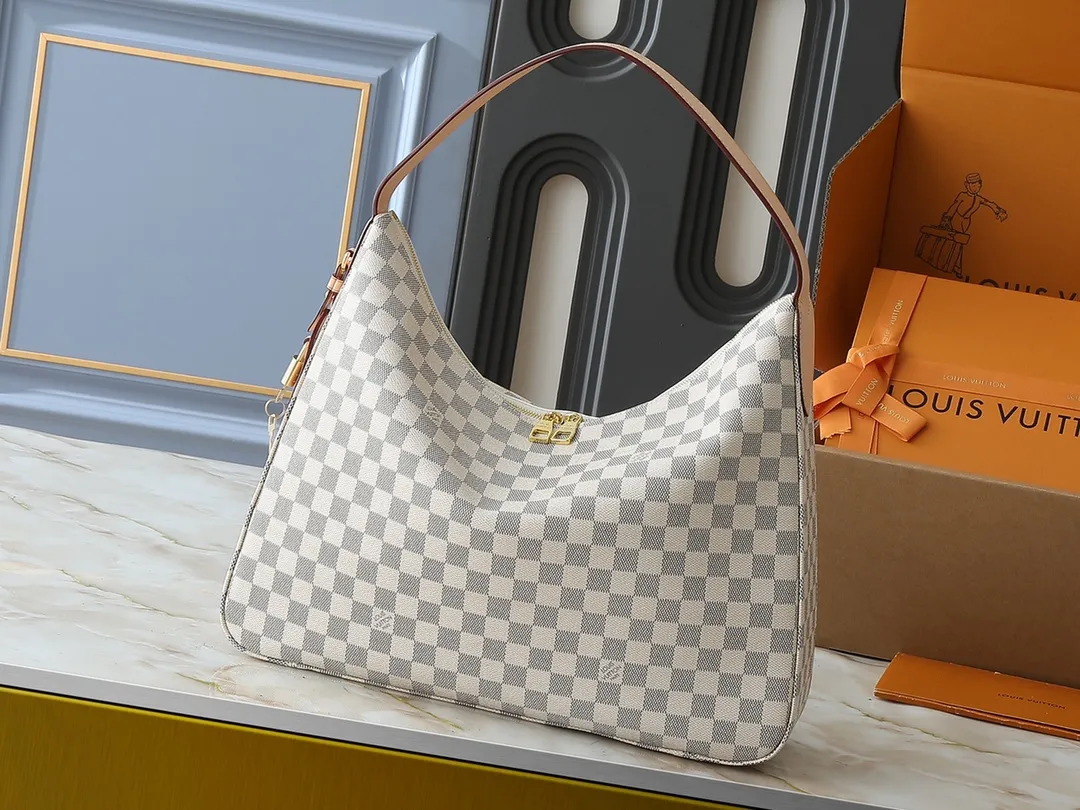 💰260💰Upgraded original N00126 M12098 M11952 This Slouchy medium handbag is constructed with Monogram canvas to create a unique silhouette, and is highlighted with exquisite details such as new padlocks and name tags. The spacious interior can accommodate a short wallet, smartphone and 13-inch laptop, making it a perfect choice for commuting to work or traveling on weekends. Dimensions: 40.0 x 29.0 x 11.0 cm (length x height x width)