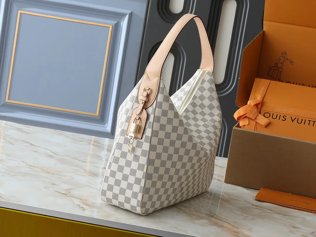 💰260💰Upgraded original N00126 M12098 M11952 This Slouchy medium handbag is constructed with Monogram canvas to create a unique silhouette, and is highlighted with exquisite details such as new padlocks and name tags. The spacious interior can accommodate a short wallet, smartphone and 13-inch laptop, making it a perfect choice for commuting to work or traveling on weekends. Dimensions: 40.0 x 29.0 x 11.0 cm (length x height x width)