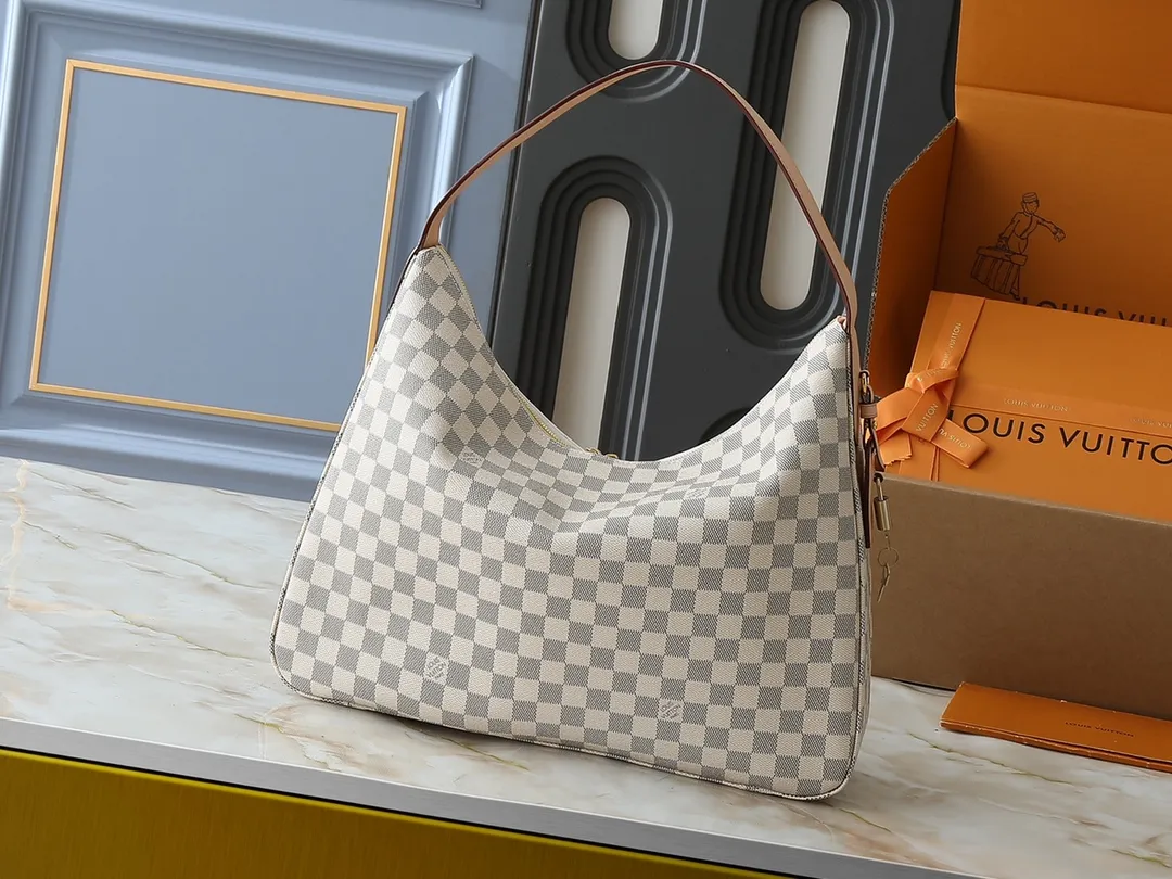 💰260💰Upgraded original N00126 M12098 M11952 This Slouchy medium handbag is constructed with Monogram canvas to create a unique silhouette, and is highlighted with exquisite details such as new padlocks and name tags. The spacious interior can accommodate a short wallet, smartphone and 13-inch laptop, making it a perfect choice for commuting to work or traveling on weekends. Dimensions: 40.0 x 29.0 x 11.0 cm (length x height x width)