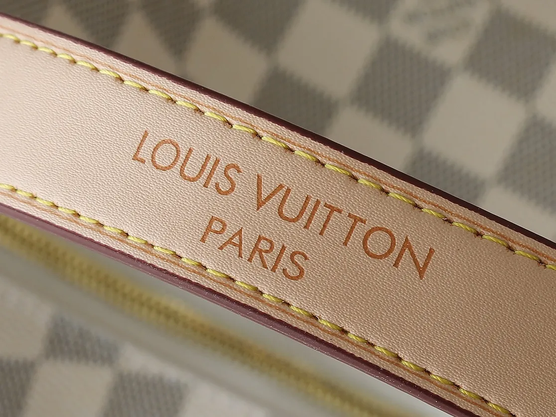 💰260💰Upgraded original N00126 M12098 M11952 This Slouchy medium handbag is constructed with Monogram canvas to create a unique silhouette, and is highlighted with exquisite details such as new padlocks and name tags. The spacious interior can accommodate a short wallet, smartphone and 13-inch laptop, making it a perfect choice for commuting to work or traveling on weekends. Dimensions: 40.0 x 29.0 x 11.0 cm (length x height x width)