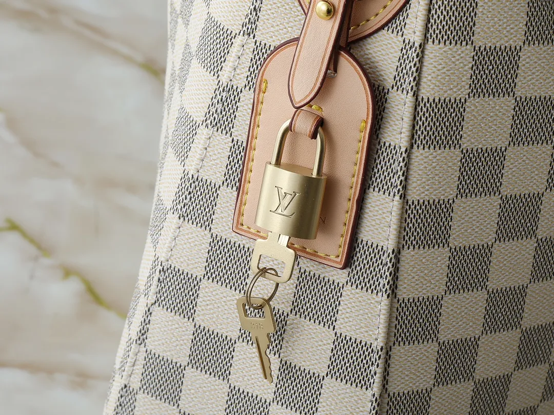 💰260💰Upgraded original N00126 M12098 M11952 This Slouchy medium handbag is constructed with Monogram canvas to create a unique silhouette, and is highlighted with exquisite details such as new padlocks and name tags. The spacious interior can accommodate a short wallet, smartphone and 13-inch laptop, making it a perfect choice for commuting to work or traveling on weekends. Dimensions: 40.0 x 29.0 x 11.0 cm (length x height x width)