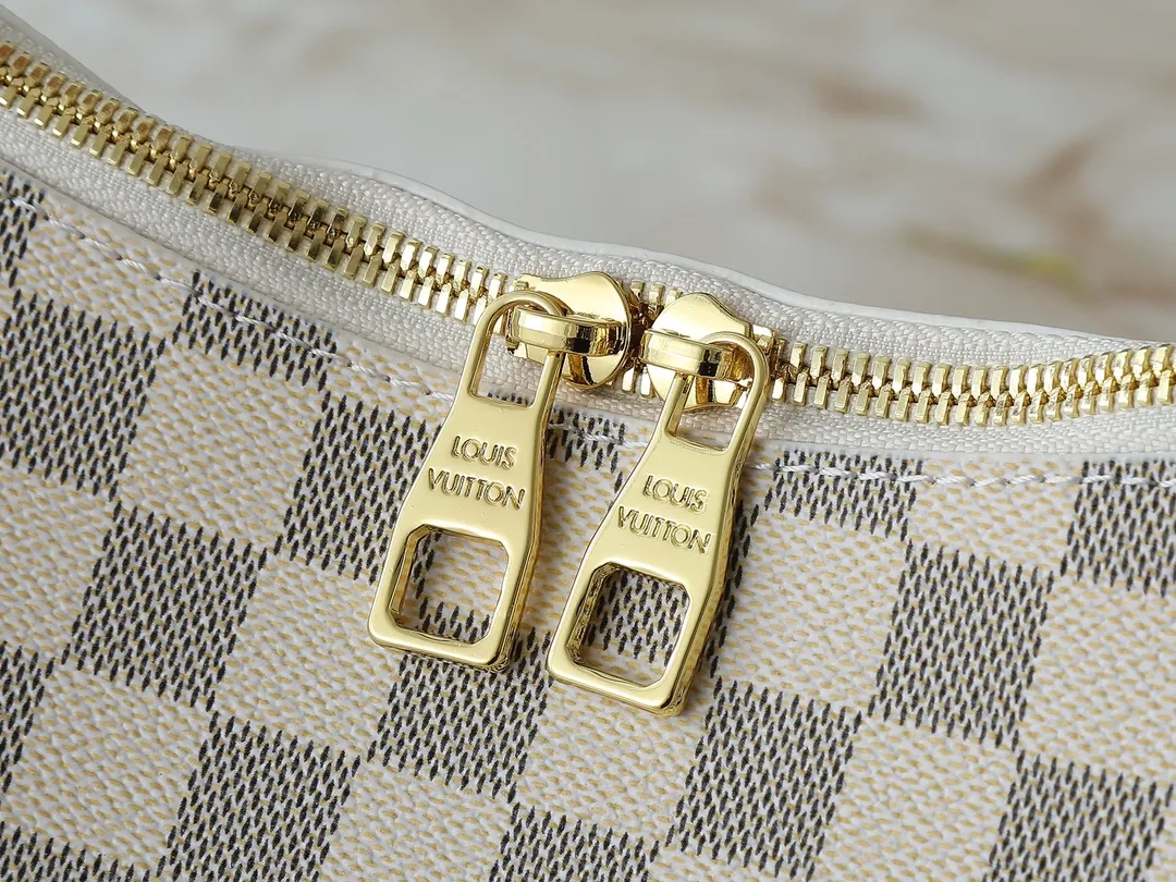 💰260💰Upgraded original N00126 M12098 M11952 This Slouchy medium handbag is constructed with Monogram canvas to create a unique silhouette, and is highlighted with exquisite details such as new padlocks and name tags. The spacious interior can accommodate a short wallet, smartphone and 13-inch laptop, making it a perfect choice for commuting to work or traveling on weekends. Dimensions: 40.0 x 29.0 x 11.0 cm (length x height x width)