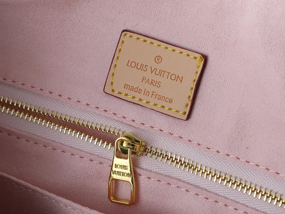💰260💰Upgraded original N00126 M12098 M11952 This Slouchy medium handbag is constructed with Monogram canvas to create a unique silhouette, and is highlighted with exquisite details such as new padlocks and name tags. The spacious interior can accommodate a short wallet, smartphone and 13-inch laptop, making it a perfect choice for commuting to work or traveling on weekends. Dimensions: 40.0 x 29.0 x 11.0 cm (length x height x width)