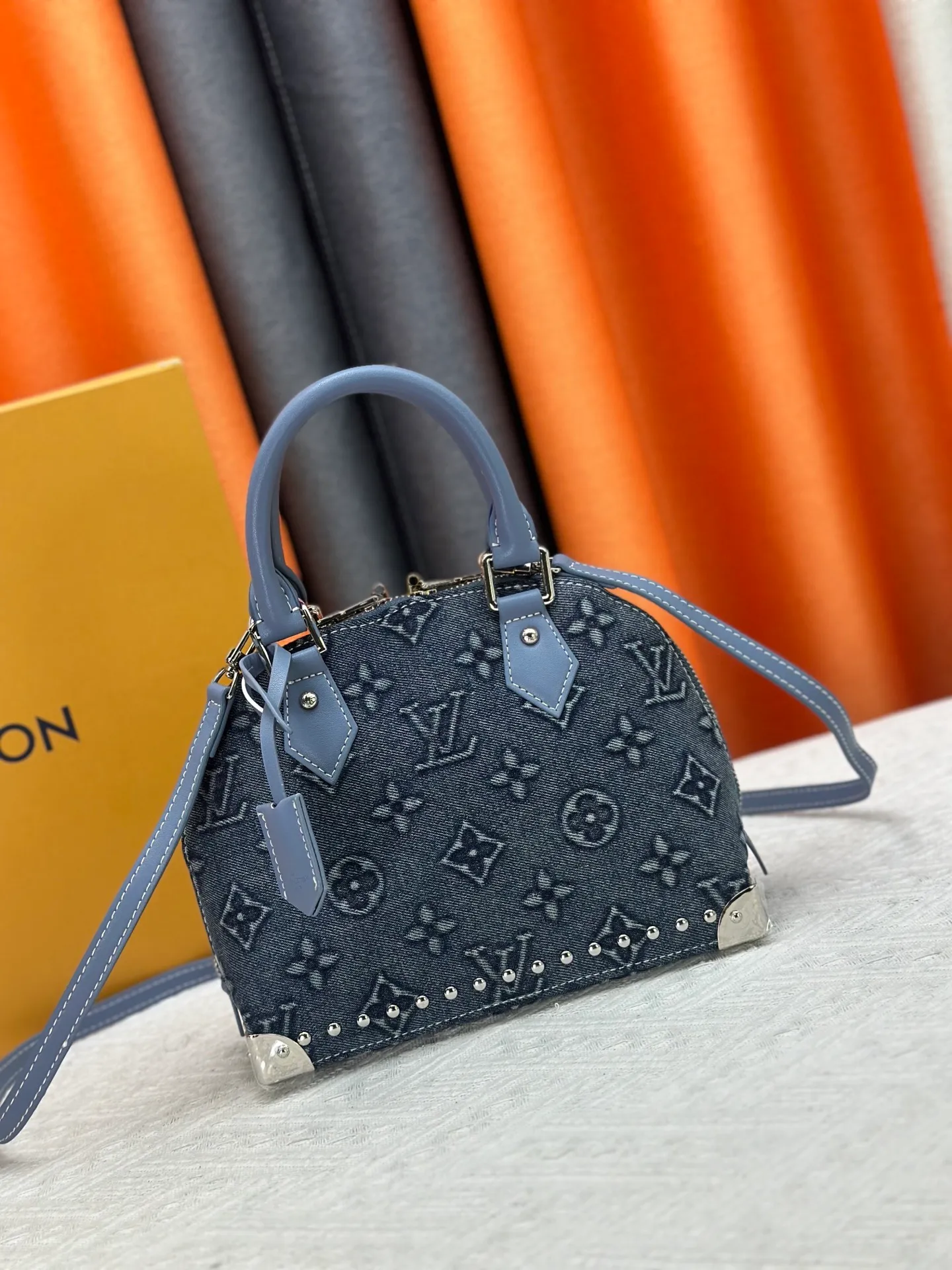 P320 Embossed Denim M53152 This charming Alma BB handbag is derived from the classic Louis Vuitton bag designed in 1934. Iconic elements give this Monogram canvas bag a classic elegance: padlock and key charm, Toron handle and refined leather key holder. Features a detachable shoulder strap for cross-body wear. Dimensions: 23.5 x 17.5 x 11.5 cm (length x height x width)