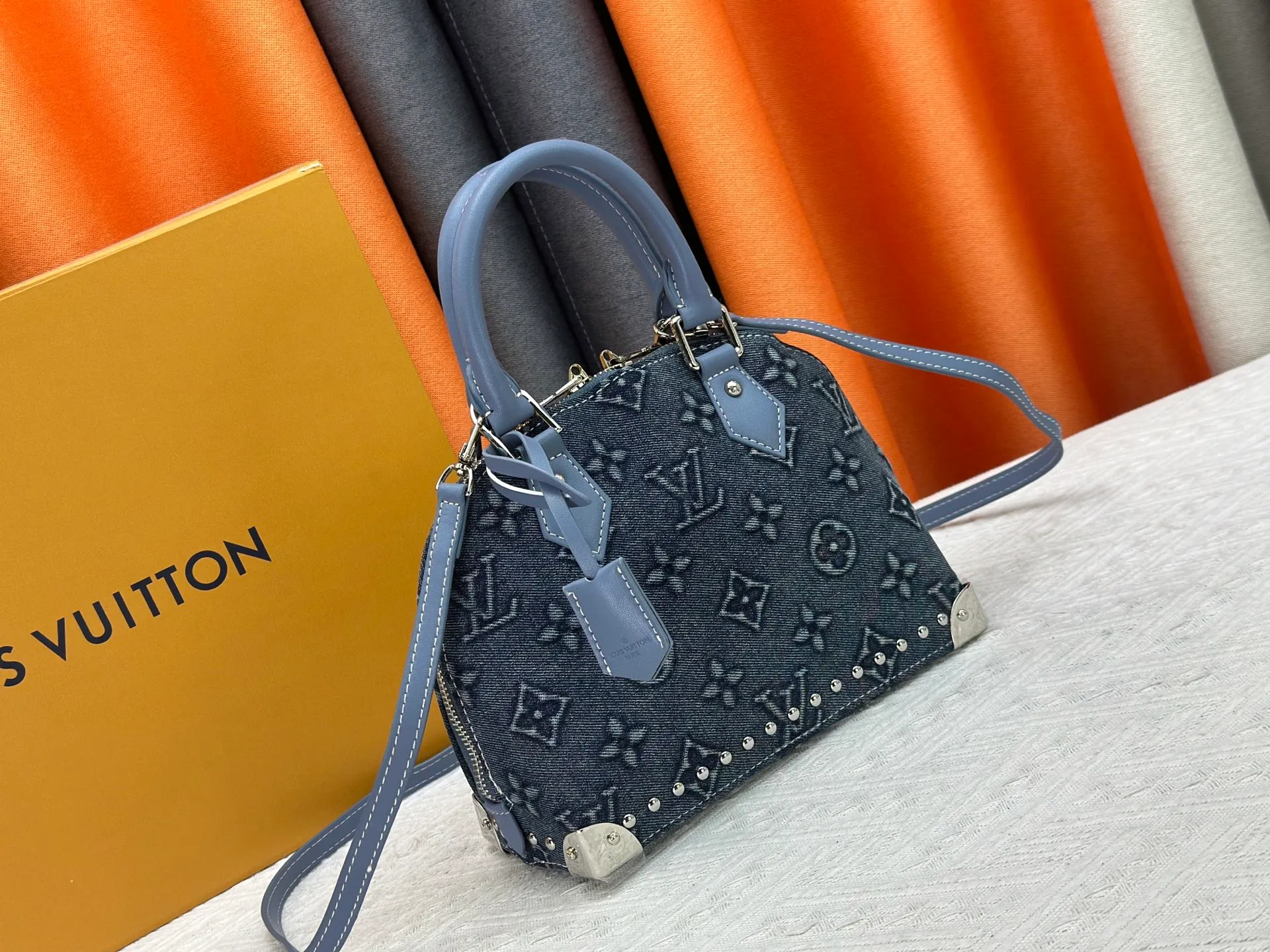 P320 Embossed Denim M53152 This charming Alma BB handbag is derived from the classic Louis Vuitton bag designed in 1934. Iconic elements give this Monogram canvas bag a classic elegance: padlock and key charm, Toron handle and refined leather key holder. Features a detachable shoulder strap for cross-body wear. Dimensions: 23.5 x 17.5 x 11.5 cm (length x height x width)