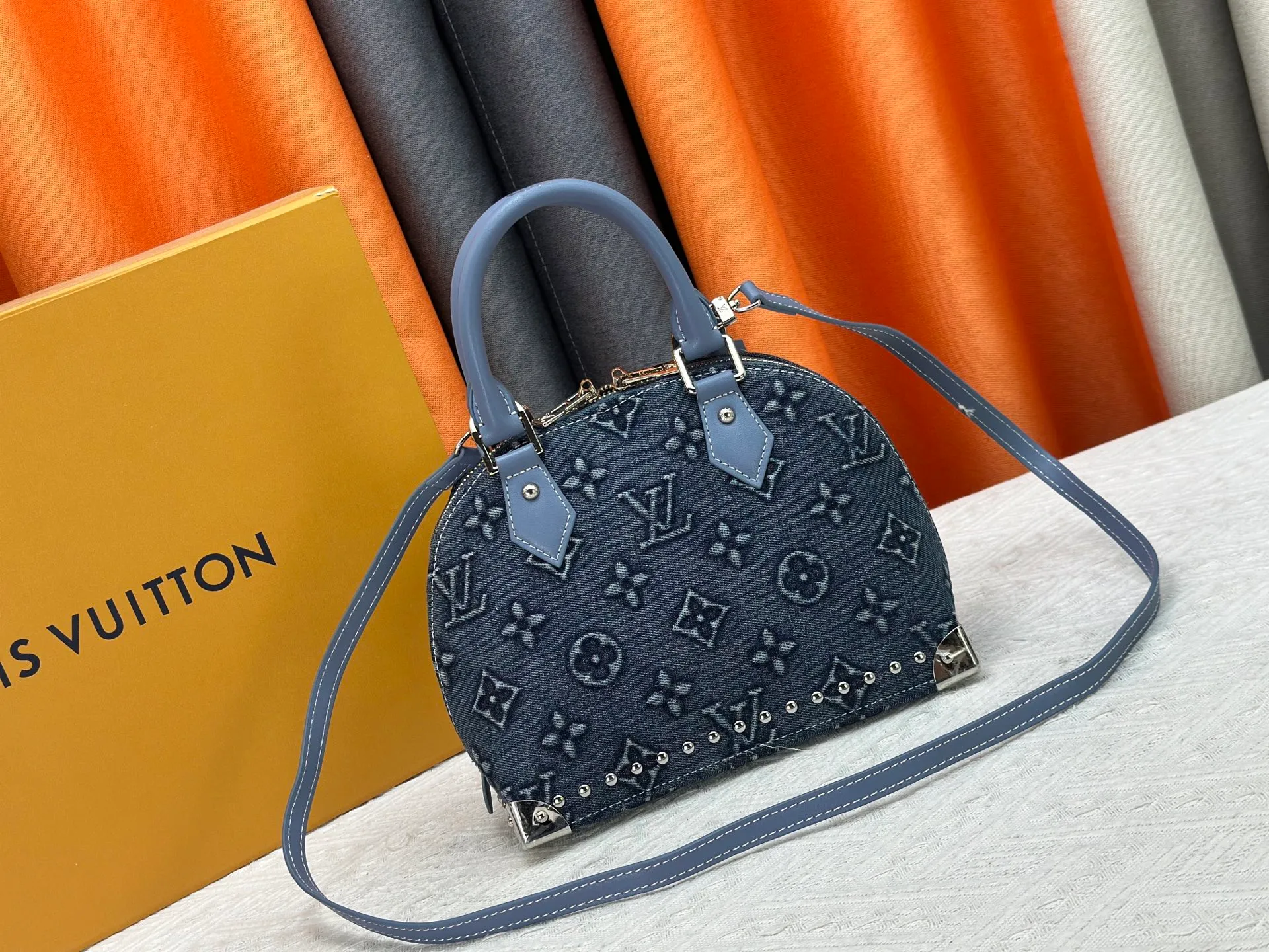 P320 Embossed Denim M53152 This charming Alma BB handbag is derived from the classic Louis Vuitton bag designed in 1934. Iconic elements give this Monogram canvas bag a classic elegance: padlock and key charm, Toron handle and refined leather key holder. Features a detachable shoulder strap for cross-body wear. Dimensions: 23.5 x 17.5 x 11.5 cm (length x height x width)