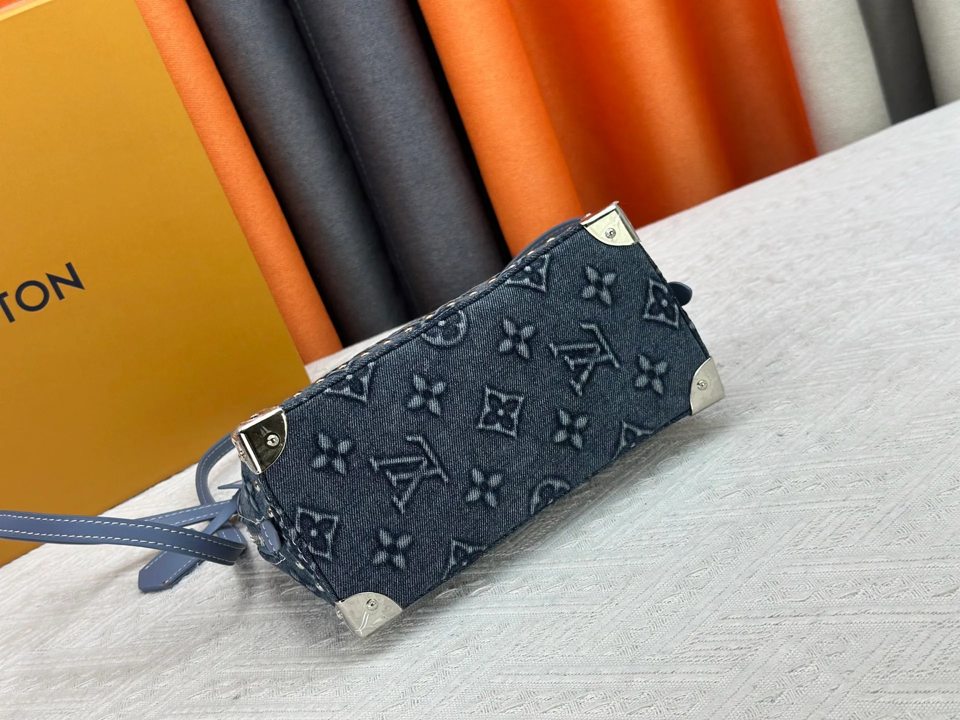 P320 Embossed Denim M53152 This charming Alma BB handbag is derived from the classic Louis Vuitton bag designed in 1934. Iconic elements give this Monogram canvas bag a classic elegance: padlock and key charm, Toron handle and refined leather key holder. Features a detachable shoulder strap for cross-body wear. Dimensions: 23.5 x 17.5 x 11.5 cm (length x height x width)