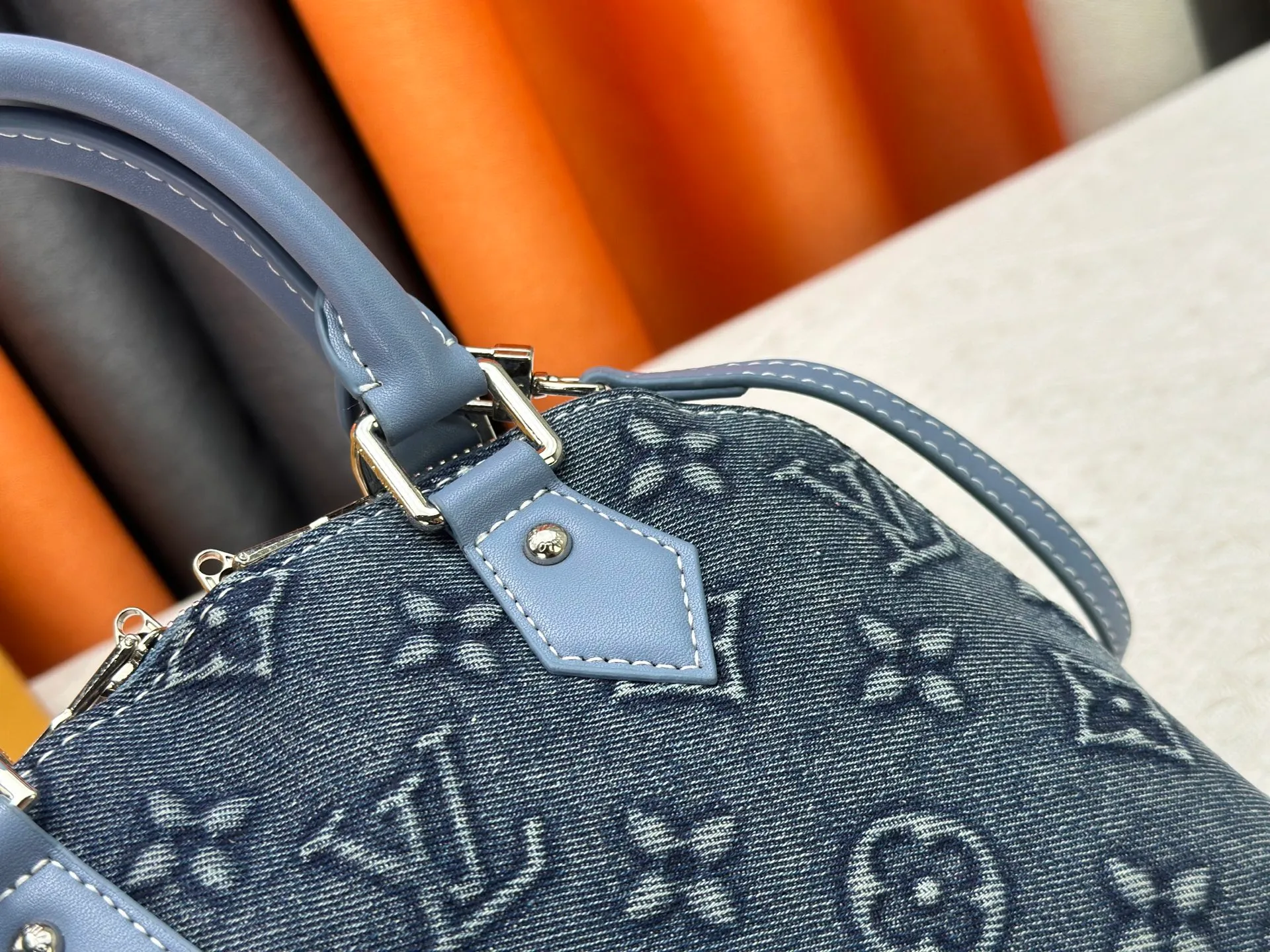 P320 Embossed Denim M53152 This charming Alma BB handbag is derived from the classic Louis Vuitton bag designed in 1934. Iconic elements give this Monogram canvas bag a classic elegance: padlock and key charm, Toron handle and refined leather key holder. Features a detachable shoulder strap for cross-body wear. Dimensions: 23.5 x 17.5 x 11.5 cm (length x height x width)