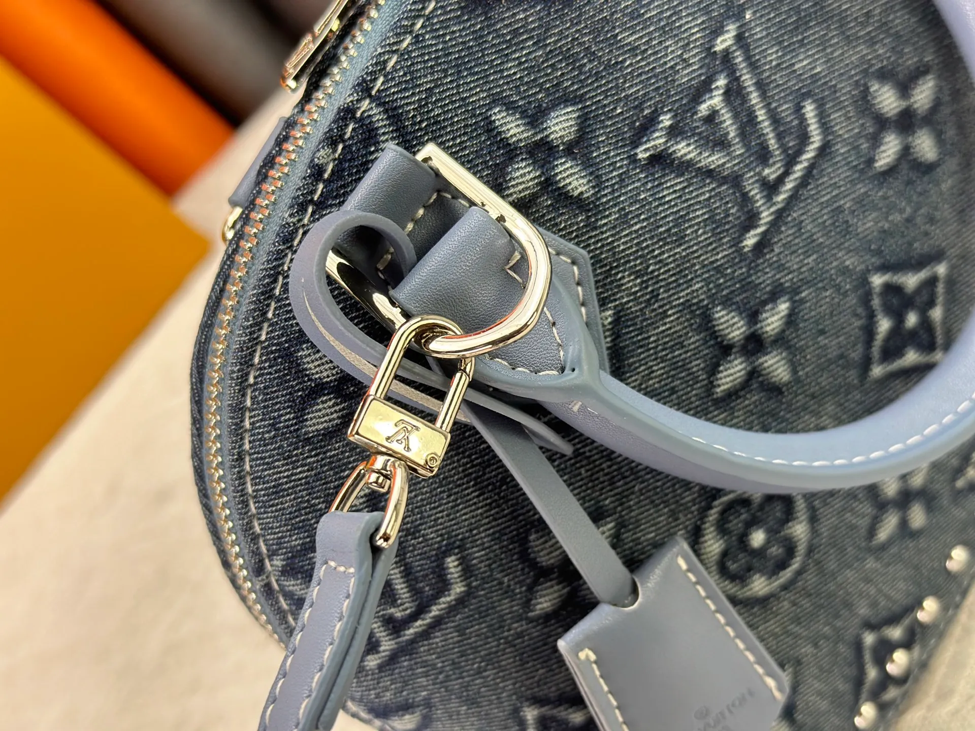P320 Embossed Denim M53152 This charming Alma BB handbag is derived from the classic Louis Vuitton bag designed in 1934. Iconic elements give this Monogram canvas bag a classic elegance: padlock and key charm, Toron handle and refined leather key holder. Features a detachable shoulder strap for cross-body wear. Dimensions: 23.5 x 17.5 x 11.5 cm (length x height x width)