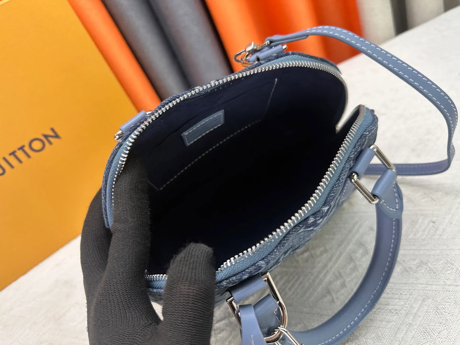 P320 Embossed Denim M53152 This charming Alma BB handbag is derived from the classic Louis Vuitton bag designed in 1934. Iconic elements give this Monogram canvas bag a classic elegance: padlock and key charm, Toron handle and refined leather key holder. Features a detachable shoulder strap for cross-body wear. Dimensions: 23.5 x 17.5 x 11.5 cm (length x height x width)