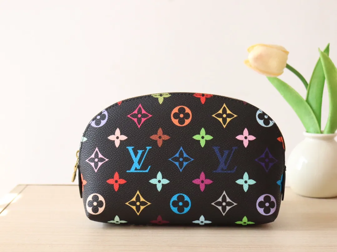 Factory Price 340 [Top Original Order] M13744 Tricolor Cosmetic Bag This Monogram print is interpreted in 33 colorful colors. The white tricolor and black tricolor jointly launched by Takashi Murakami and LV in 2025 are popular all over the world and are loved by celebrities and celebrities. They are lively, childlike and friendly. Size: 19x12x6cm