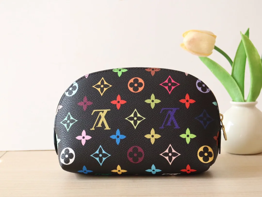 Factory Price 340 [Top Original Order] M13744 Tricolor Cosmetic Bag This Monogram print is interpreted in 33 colorful colors. The white tricolor and black tricolor jointly launched by Takashi Murakami and LV in 2025 are popular all over the world and are loved by celebrities and celebrities. They are lively, childlike and friendly. Size: 19x12x6cm