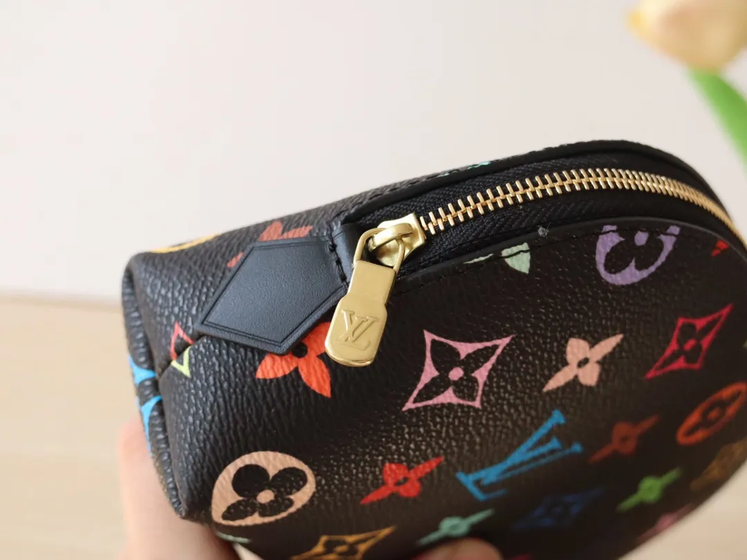 Factory Price 340 [Top Original Order] M13744 Tricolor Cosmetic Bag This Monogram print is interpreted in 33 colorful colors. The white tricolor and black tricolor jointly launched by Takashi Murakami and LV in 2025 are popular all over the world and are loved by celebrities and celebrities. They are lively, childlike and friendly. Size: 19x12x6cm