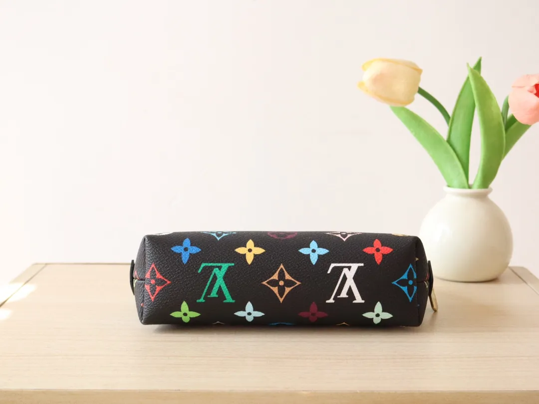 Factory Price 340 [Top Original Order] M13744 Tricolor Cosmetic Bag This Monogram print is interpreted in 33 colorful colors. The white tricolor and black tricolor jointly launched by Takashi Murakami and LV in 2025 are popular all over the world and are loved by celebrities and celebrities. They are lively, childlike and friendly. Size: 19x12x6cm