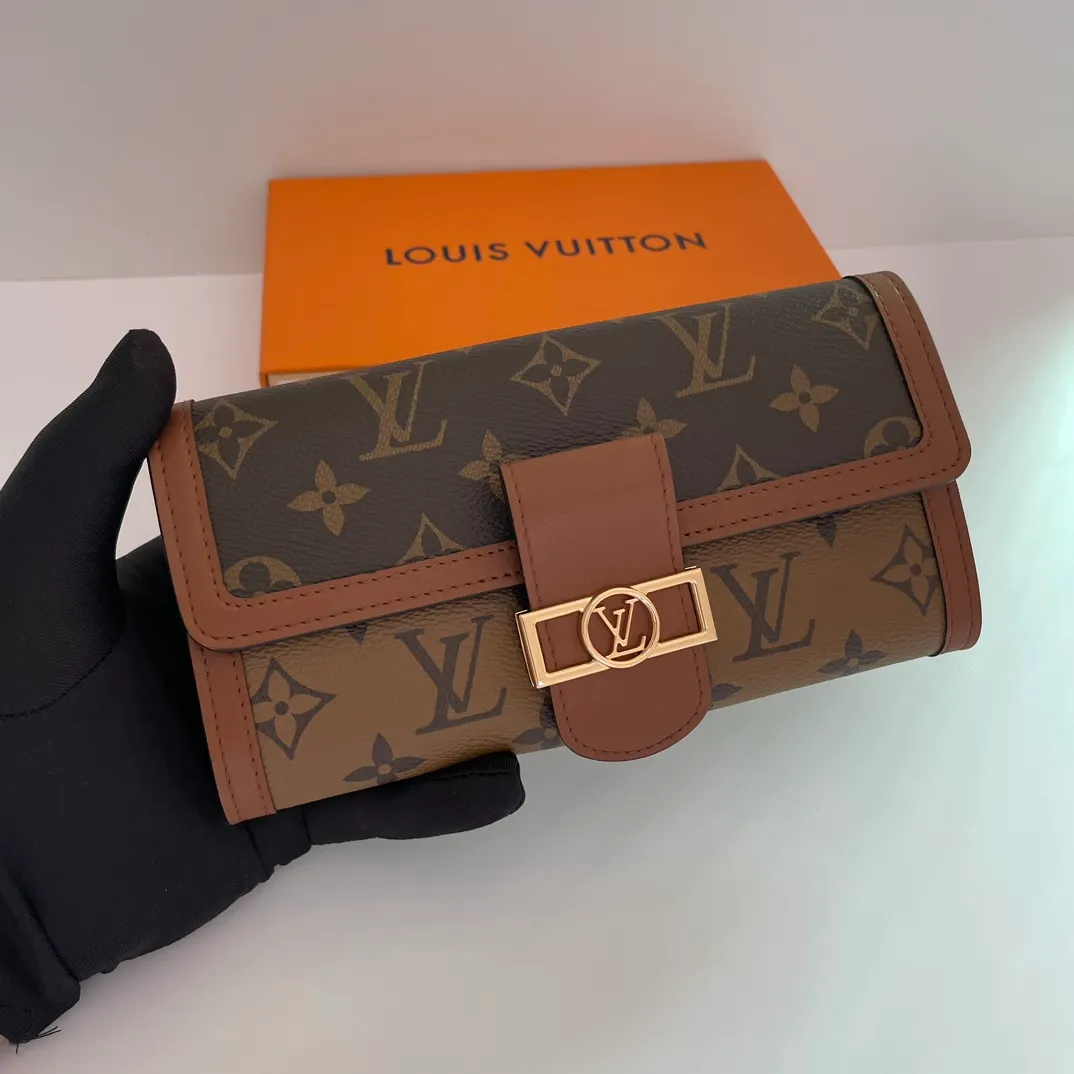 Factory price 540 [Top original order] M46645 This Sarah Dauphine wallet is made of Monogram and Monogram Reverse canvas, embellished with cow leather trim and retro LV Circle lock, cleverly reproducing the classic design of the Dauphine series. Card compartments and a Monogram Reverse canvas zippered coin pouch highlight functional considerations.