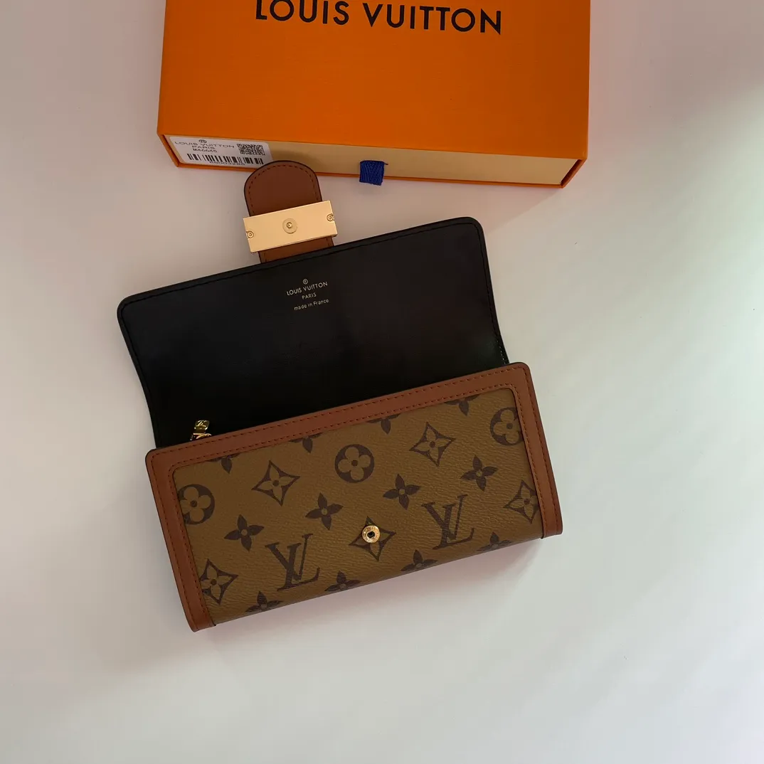 Factory price 540 [Top original order] M46645 This Sarah Dauphine wallet is made of Monogram and Monogram Reverse canvas, embellished with cow leather trim and retro LV Circle lock, cleverly reproducing the classic design of the Dauphine series. Card compartments and a Monogram Reverse canvas zippered coin pouch highlight functional considerations.