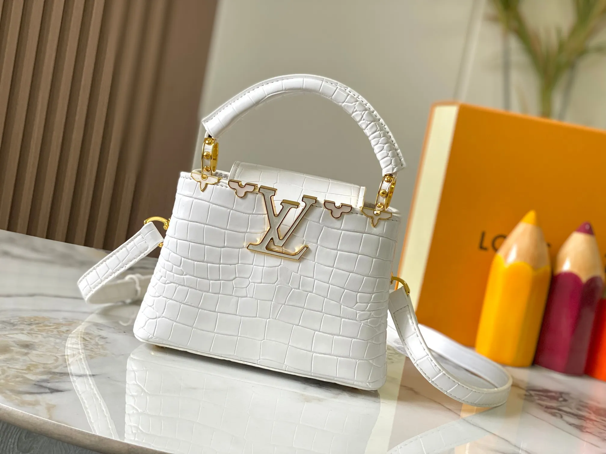 p440 [Guangzhou top quality original] M86153 This Capucines mini handbag is made of Monogram crocodile pattern with pointed flowers and decorative lines, with LV letters and woven chains infused with metallic edges, and with contrasting leather trim. The flip cover can be placed externally or internally, and the neat inner layer and multiple carrying methods complete the functional details.  21x 14 x 8.0 cm (length x height x width)
