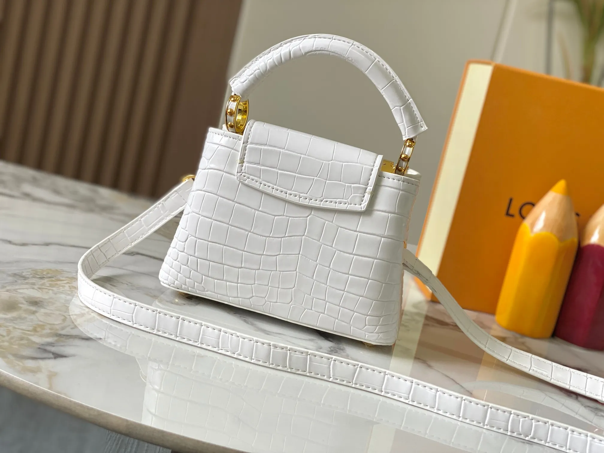 p440 [Guangzhou top quality original] M86153 This Capucines mini handbag is made of Monogram crocodile pattern with pointed flowers and decorative lines, with LV letters and woven chains infused with metallic edges, and with contrasting leather trim. The flip cover can be placed externally or internally, and the neat inner layer and multiple carrying methods complete the functional details.  21x 14 x 8.0 cm (length x height x width)