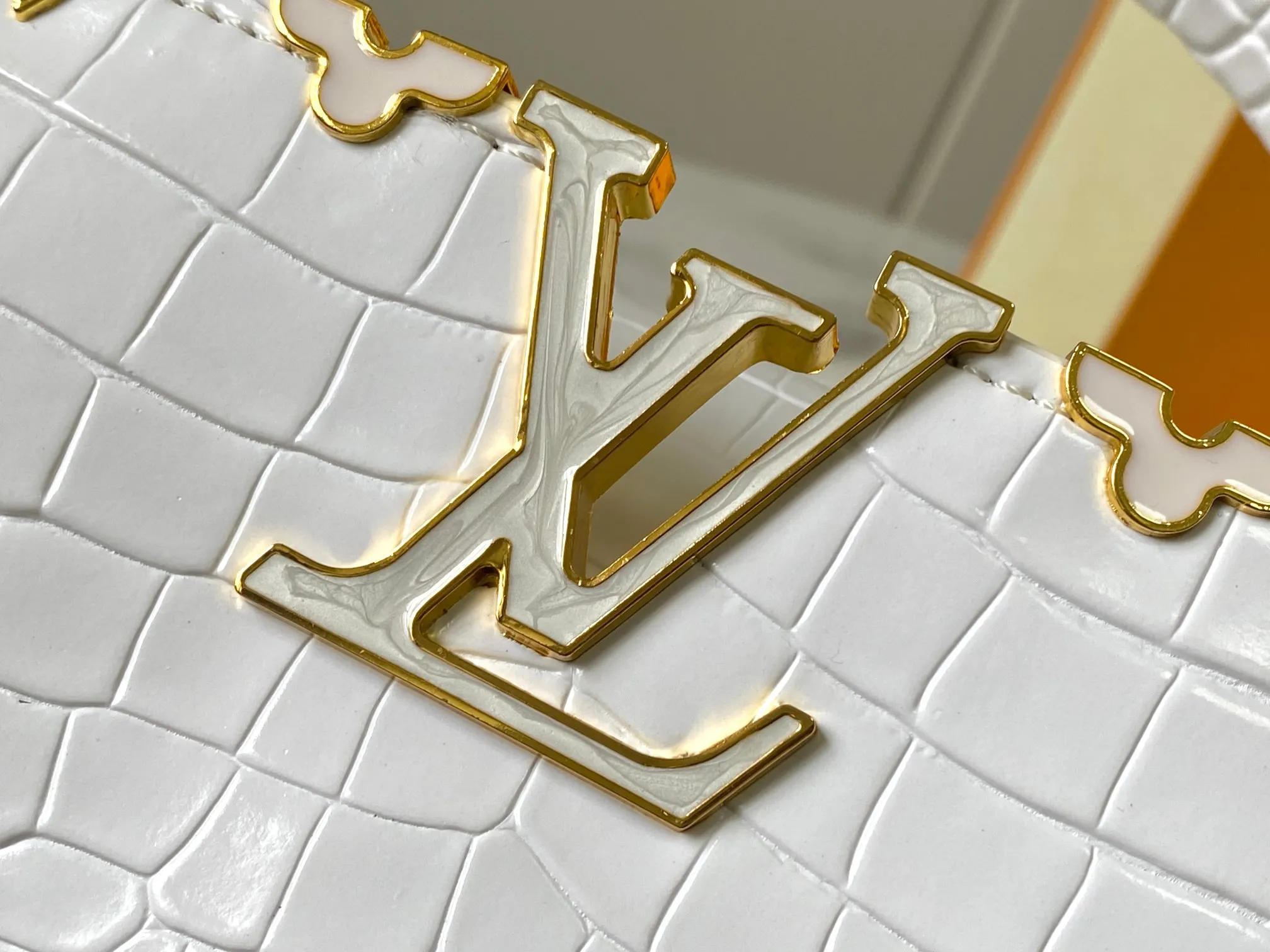p440 [Guangzhou top quality original] M86153 This Capucines mini handbag is made of Monogram crocodile pattern with pointed flowers and decorative lines, with LV letters and woven chains infused with metallic edges, and with contrasting leather trim. The flip cover can be placed externally or internally, and the neat inner layer and multiple carrying methods complete the functional details.  21x 14 x 8.0 cm (length x height x width)