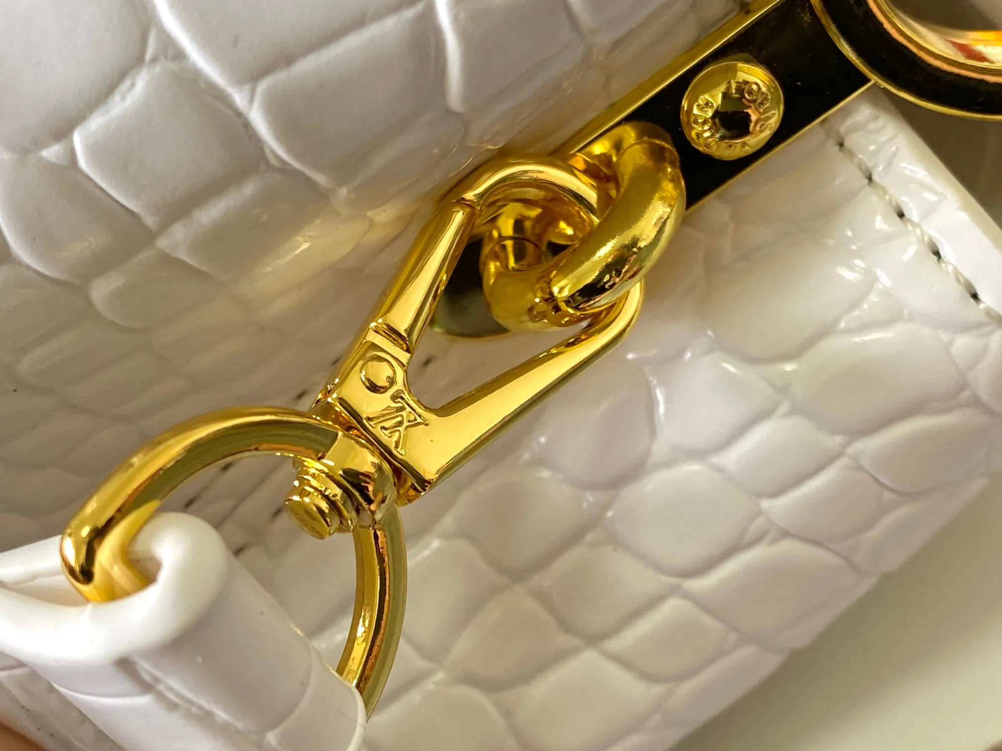 p440 [Guangzhou top quality original] M86153 This Capucines mini handbag is made of Monogram crocodile pattern with pointed flowers and decorative lines, with LV letters and woven chains infused with metallic edges, and with contrasting leather trim. The flip cover can be placed externally or internally, and the neat inner layer and multiple carrying methods complete the functional details.  21x 14 x 8.0 cm (length x height x width)
