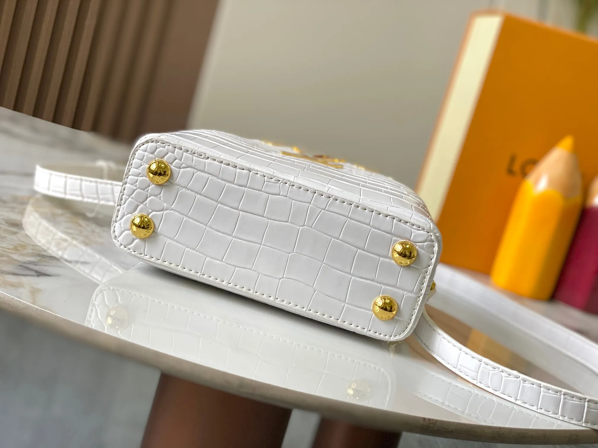 p440 [Guangzhou top quality original] M86153 This Capucines mini handbag is made of Monogram crocodile pattern with pointed flowers and decorative lines, with LV letters and woven chains infused with metallic edges, and with contrasting leather trim. The flip cover can be placed externally or internally, and the neat inner layer and multiple carrying methods complete the functional details.  21x 14 x 8.0 cm (length x height x width)