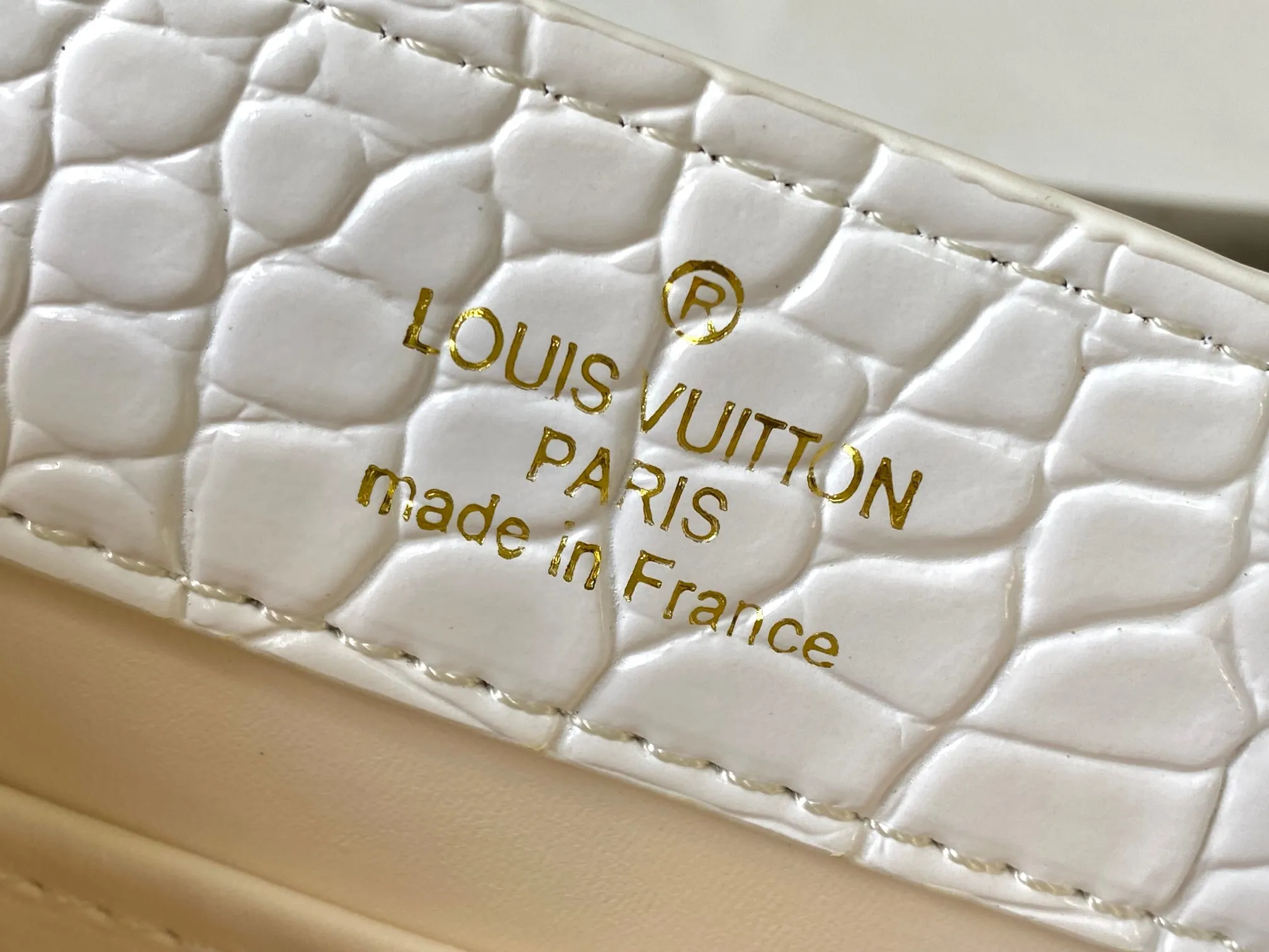 p440 [Guangzhou top quality original] M86153 This Capucines mini handbag is made of Monogram crocodile pattern with pointed flowers and decorative lines, with LV letters and woven chains infused with metallic edges, and with contrasting leather trim. The flip cover can be placed externally or internally, and the neat inner layer and multiple carrying methods complete the functional details.  21x 14 x 8.0 cm (length x height x width)