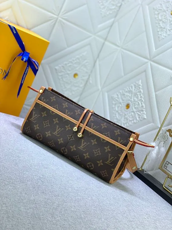 All Categories Official Website "Brand Women's Bags" Women's Bags 💙 LV Upgraded Original Medieval Series Crossbody Triangle Gold Ball Popincourt Crossbody Triangle Gold Ball Bag, the same style as Tang Yan, the medieval design is super stylish, no matter how you wear it, it is a fashionable tool, the capacity is very powerful, almost all daily necessities can be accommodated, the interior is made of high-grade brown cloth, and the two gold balls on the bag are really cute