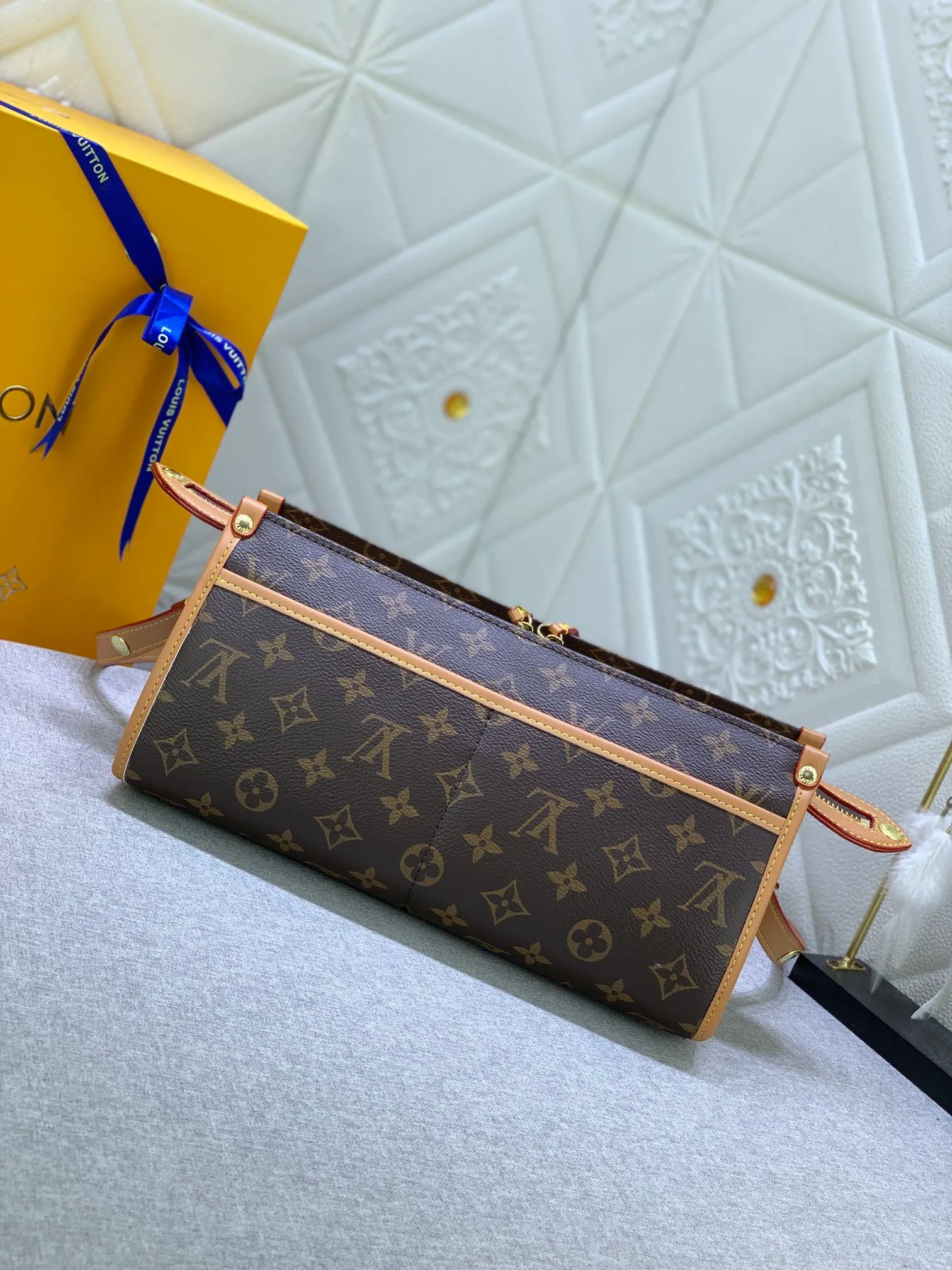 All Categories Official Website "Brand Women's Bags" Women's Bags 💙 LV Upgraded Original Medieval Series Crossbody Triangle Gold Ball Popincourt Crossbody Triangle Gold Ball Bag, the same style as Tang Yan, the medieval design is super stylish, no matter how you wear it, it is a fashionable tool, the capacity is very powerful, almost all daily necessities can be accommodated, the interior is made of high-grade brown cloth, and the two gold balls on the bag are really cute