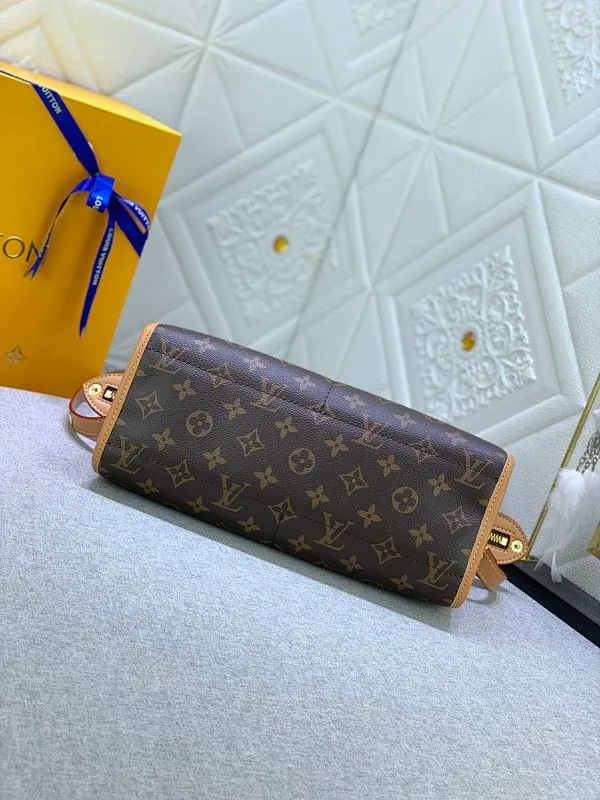 All Categories Official Website "Brand Women's Bags" Women's Bags 💙 LV Upgraded Original Medieval Series Crossbody Triangle Gold Ball Popincourt Crossbody Triangle Gold Ball Bag, the same style as Tang Yan, the medieval design is super stylish, no matter how you wear it, it is a fashionable tool, the capacity is very powerful, almost all daily necessities can be accommodated, the interior is made of high-grade brown cloth, and the two gold balls on the bag are really cute
