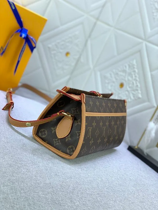 All Categories Official Website "Brand Women's Bags" Women's Bags 💙 LV Upgraded Original Medieval Series Crossbody Triangle Gold Ball Popincourt Crossbody Triangle Gold Ball Bag, the same style as Tang Yan, the medieval design is super stylish, no matter how you wear it, it is a fashionable tool, the capacity is very powerful, almost all daily necessities can be accommodated, the interior is made of high-grade brown cloth, and the two gold balls on the bag are really cute