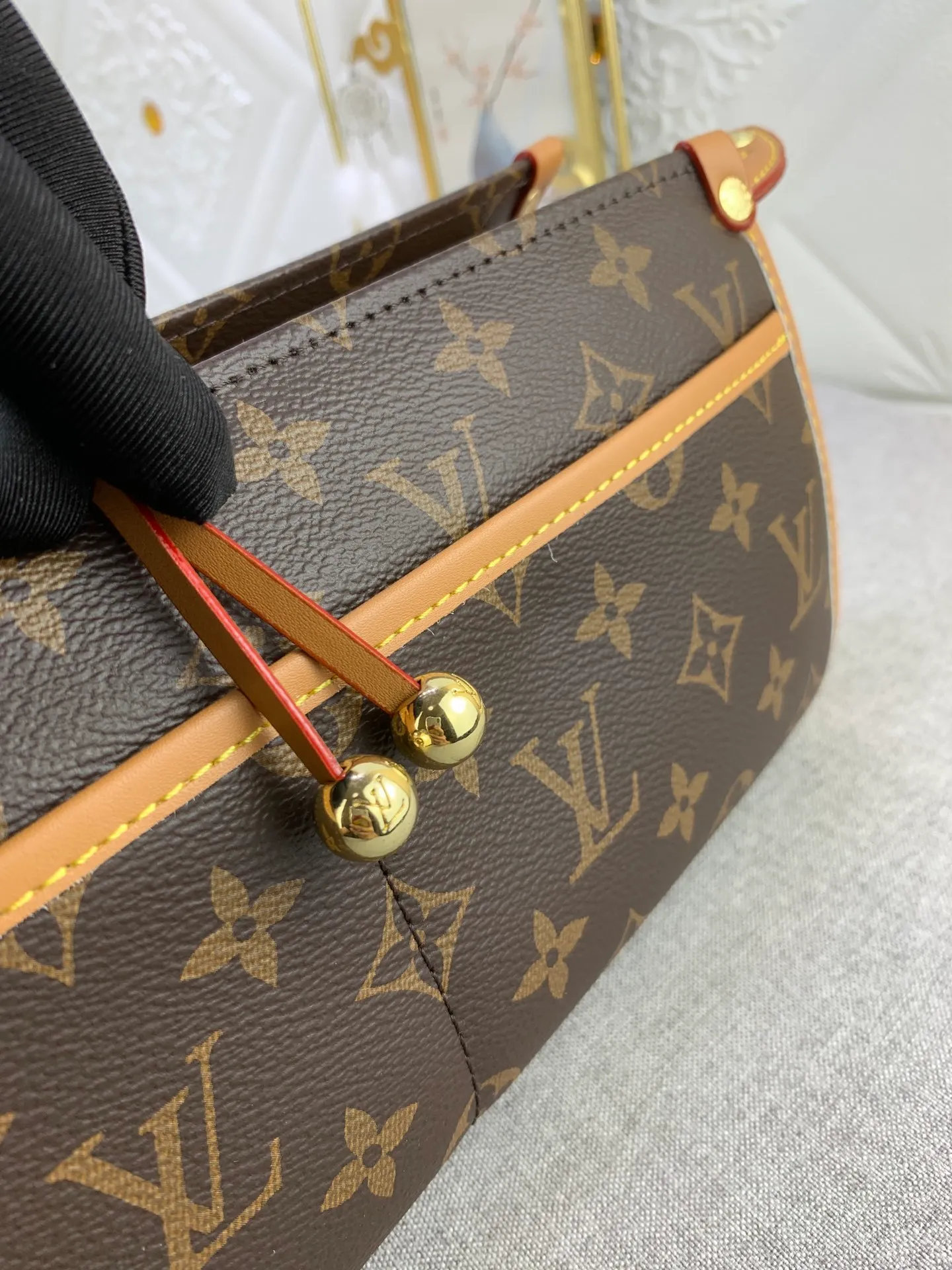 All Categories Official Website "Brand Women's Bags" Women's Bags 💙 LV Upgraded Original Medieval Series Crossbody Triangle Gold Ball Popincourt Crossbody Triangle Gold Ball Bag, the same style as Tang Yan, the medieval design is super stylish, no matter how you wear it, it is a fashionable tool, the capacity is very powerful, almost all daily necessities can be accommodated, the interior is made of high-grade brown cloth, and the two gold balls on the bag are really cute