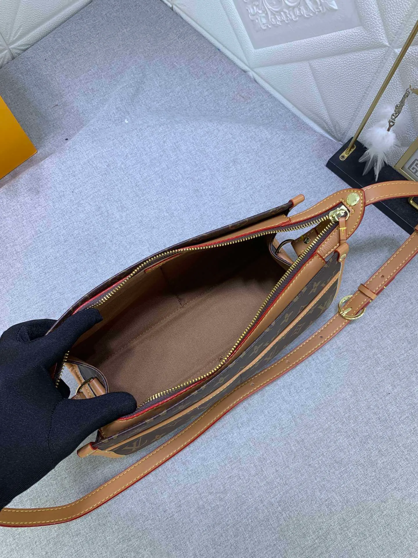 All Categories Official Website "Brand Women's Bags" Women's Bags 💙 LV Upgraded Original Medieval Series Crossbody Triangle Gold Ball Popincourt Crossbody Triangle Gold Ball Bag, the same style as Tang Yan, the medieval design is super stylish, no matter how you wear it, it is a fashionable tool, the capacity is very powerful, almost all daily necessities can be accommodated, the interior is made of high-grade brown cloth, and the two gold balls on the bag are really cute