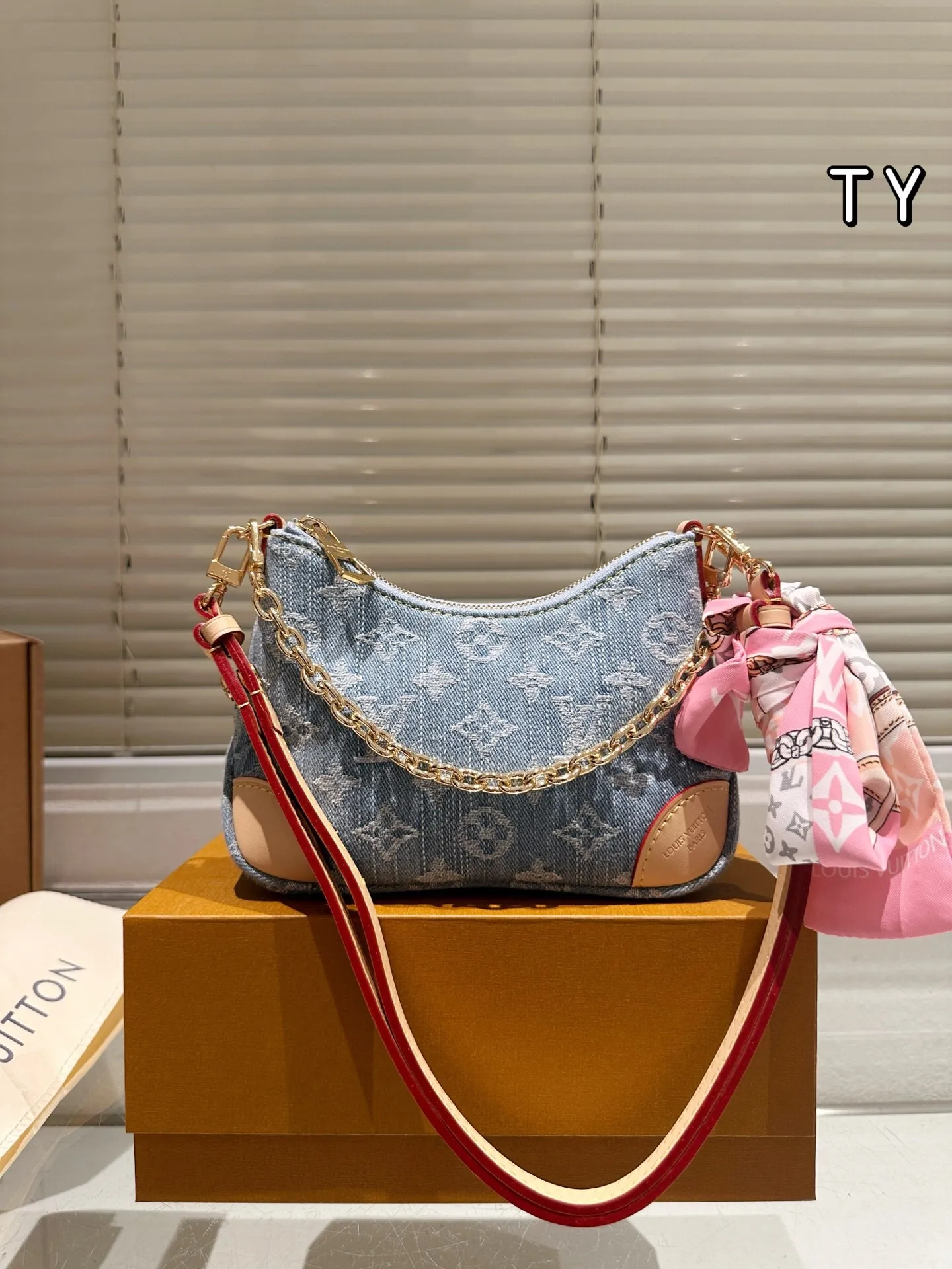 All categories Official website "Brand Women's Bags" Women's Bags 💙 LV 2025 new LV armpit bag