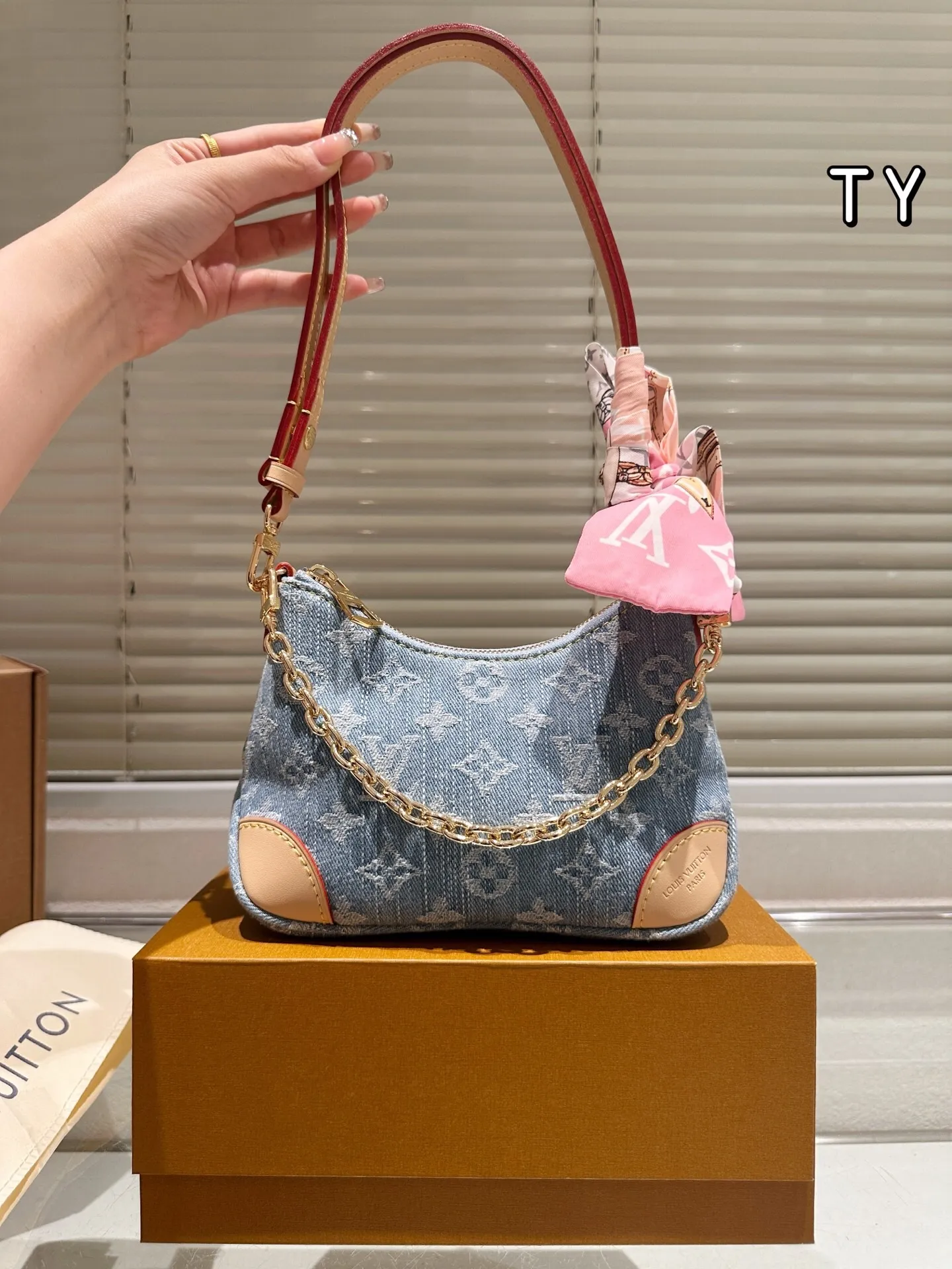 All categories Official website "Brand Women's Bags" Women's Bags 💙 LV 2025 new LV armpit bag