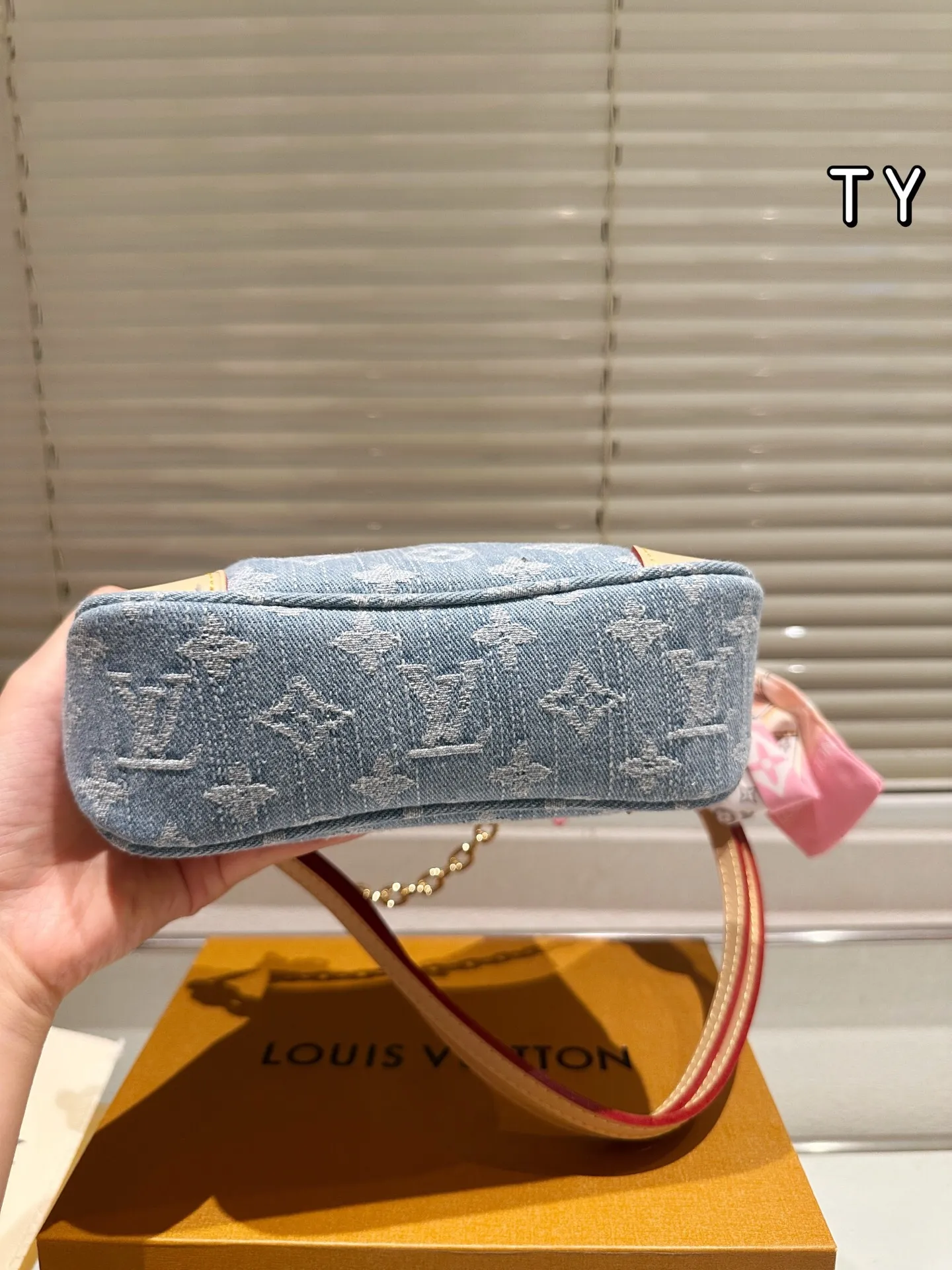 All categories Official website "Brand Women's Bags" Women's Bags 💙 LV 2025 new LV armpit bag
