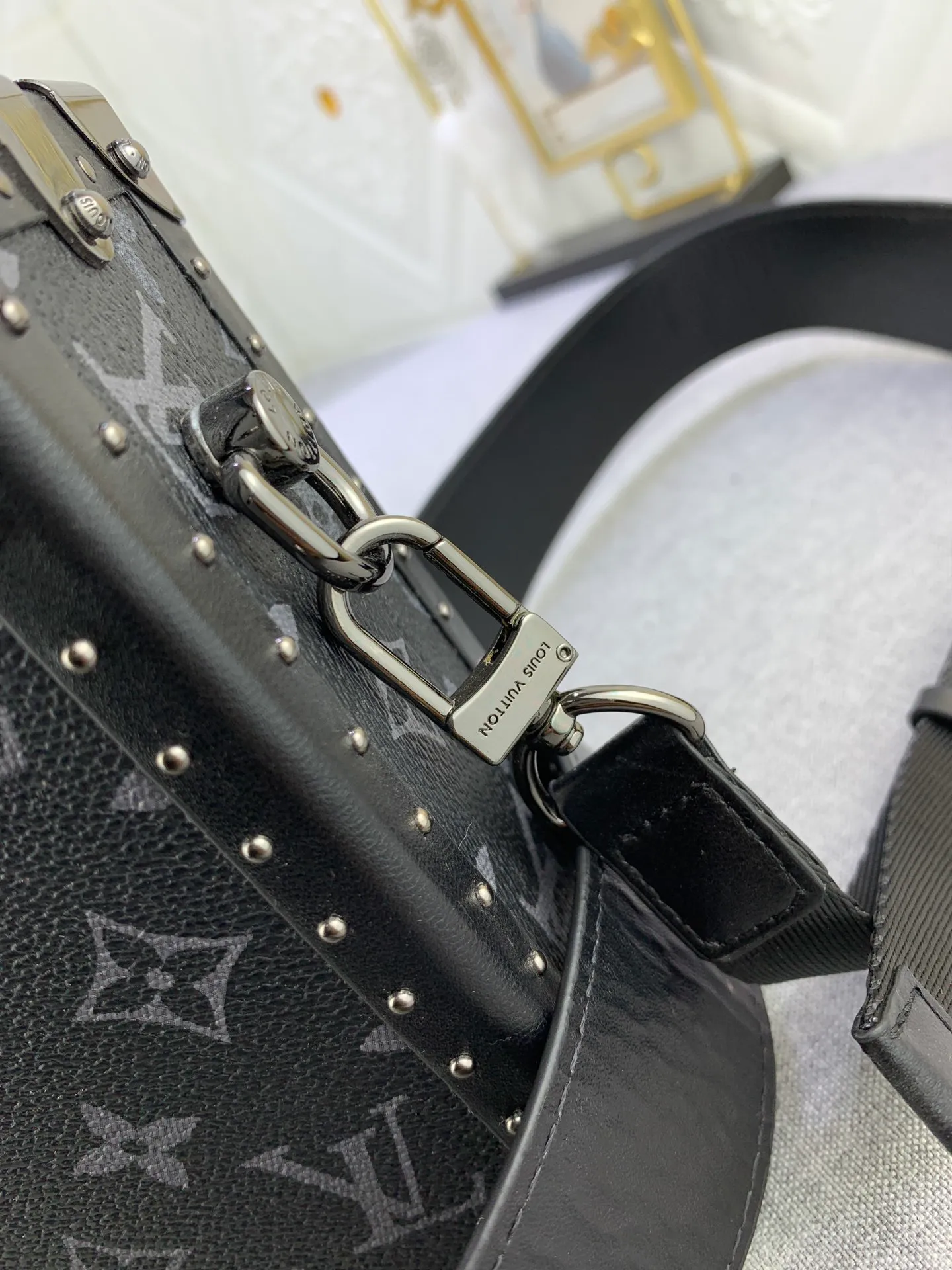 All Categories Official Website "Brand Women's Bags" Women's Bags 💙 LV Upgraded Original 2019 Spring and Summer Show New Small Luggage The design is inspired by small suitcases. The square shape, exquisite workmanship and personalized design can stand the test of time. Unisex style. Fully hand-nailed. Solid wood base. Full steel hardware. Lambskin lining. Can be worn cross-body. Adjustable shoulder straps.