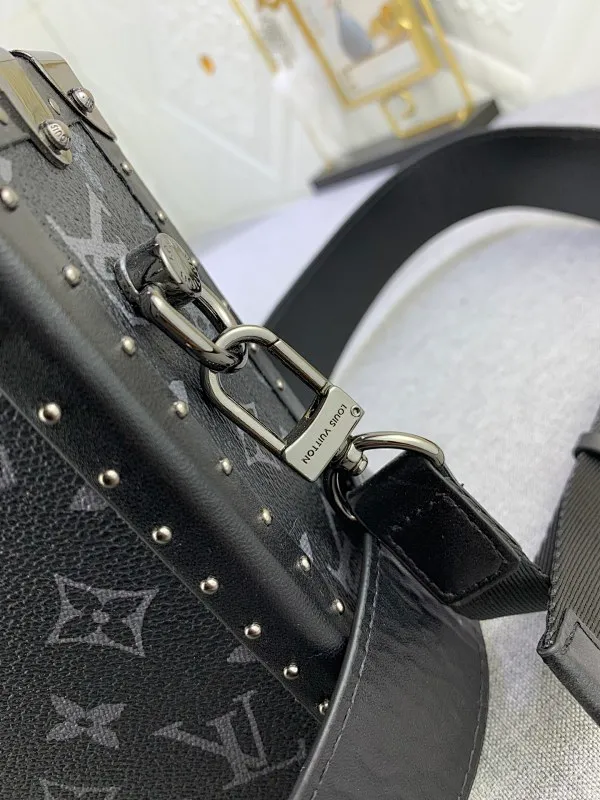 All Categories Official Website "Brand Women's Bags" Women's Bags 💙 LV Upgraded Original 2019 Spring and Summer Show New Small Luggage The design is inspired by small suitcases. The square shape, exquisite workmanship and personalized design can stand the test of time. Unisex style. Fully hand-nailed. Solid wood base. Full steel hardware. Lambskin lining. Can be worn cross-body. Adjustable shoulder straps.