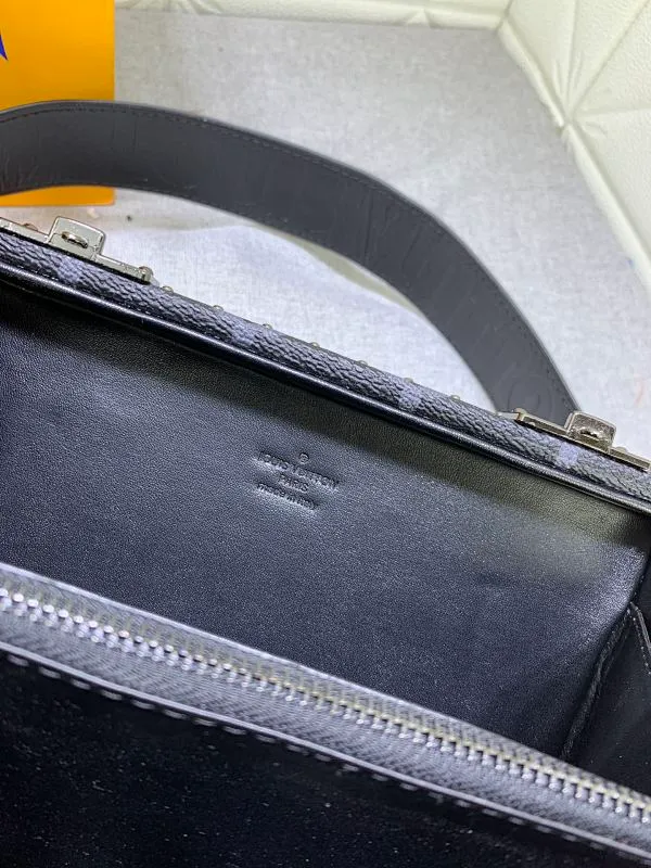 All Categories Official Website "Brand Women's Bags" Women's Bags 💙 LV Upgraded Original 2019 Spring and Summer Show New Small Luggage The design is inspired by small suitcases. The square shape, exquisite workmanship and personalized design can stand the test of time. Unisex style. Fully hand-nailed. Solid wood base. Full steel hardware. Lambskin lining. Can be worn cross-body. Adjustable shoulder straps.