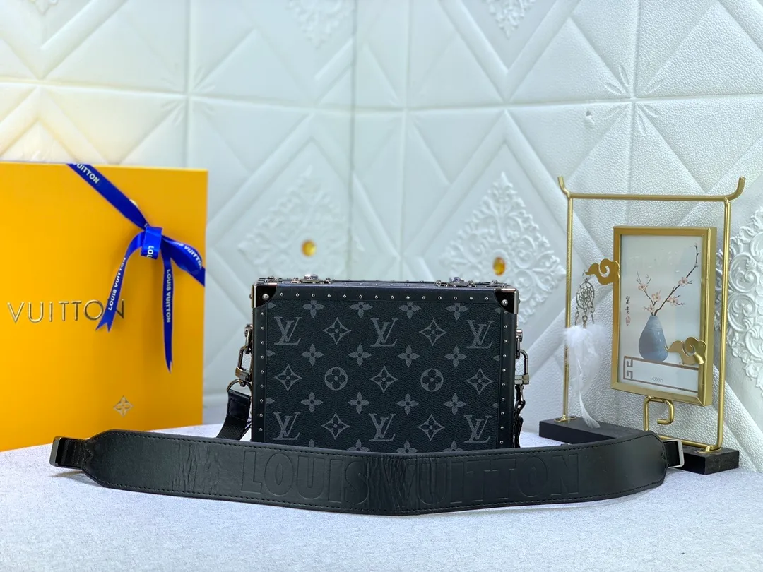 All Categories Official Website "Brand Women's Bags" Women's Bags 💙 LV Upgraded Original 2019 Spring and Summer Show New Small Luggage The design is inspired by small suitcases. The square shape, exquisite workmanship and personalized design can stand the test of time. Unisex style. Fully hand-nailed. Solid wood base. Full steel hardware. Lambskin lining. Can be worn cross-body. Adjustable shoulder straps.