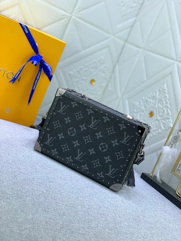All Categories Official Website "Brand Women's Bags" Women's Bags 💙 LV Upgraded Original 2019 Spring and Summer Show New Small Luggage The design is inspired by small suitcases. The square shape, exquisite workmanship and personalized design can stand the test of time. Unisex style. Fully hand-nailed. Solid wood base. Full steel hardware. Lambskin lining. Can be worn cross-body. Adjustable shoulder straps.